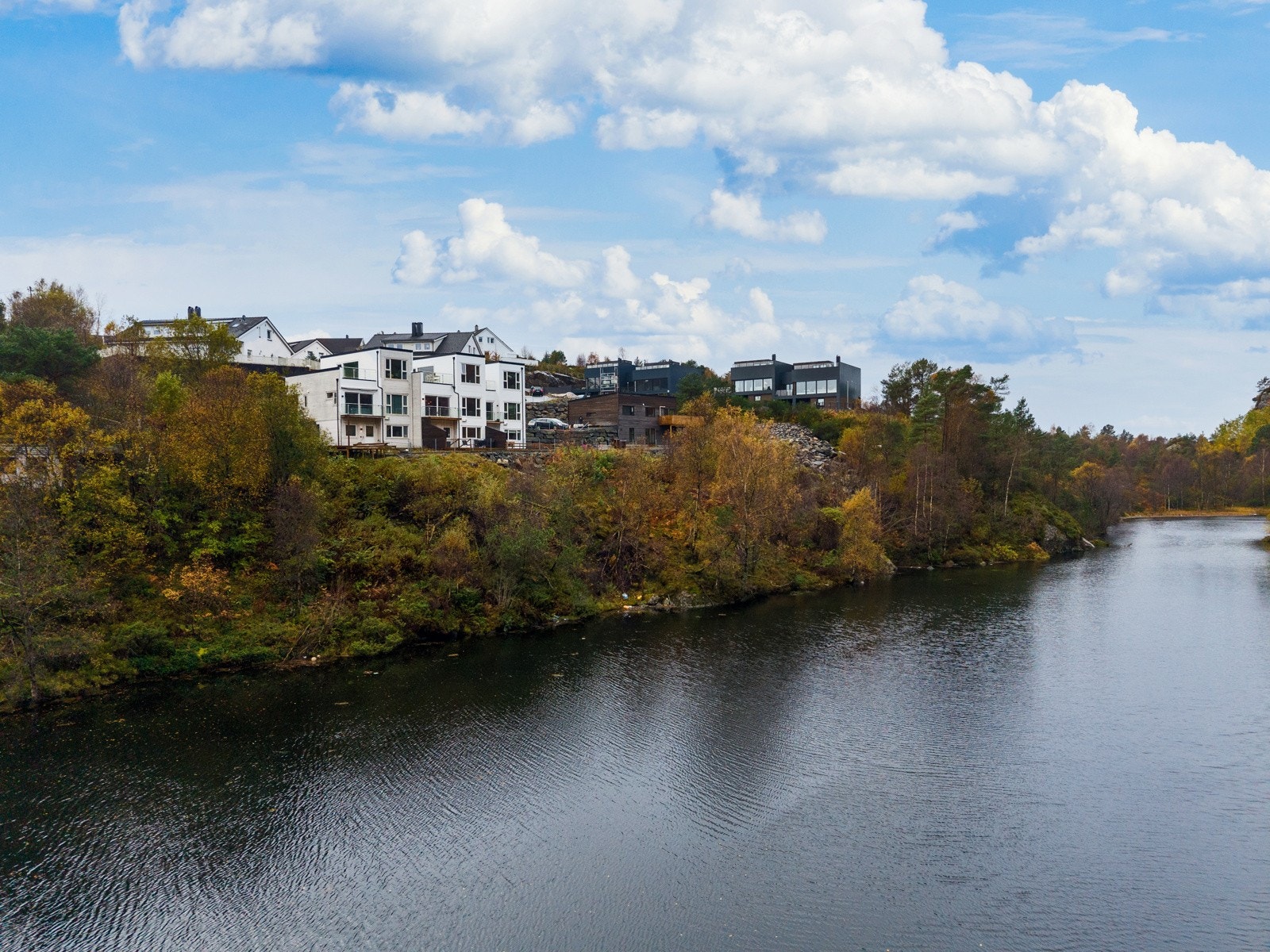 Området byr på nærhet til dagligvarebutikker som Rema 1000 og Spar, samt kort vei til flere gode barnehager og skoler. Galleribilde