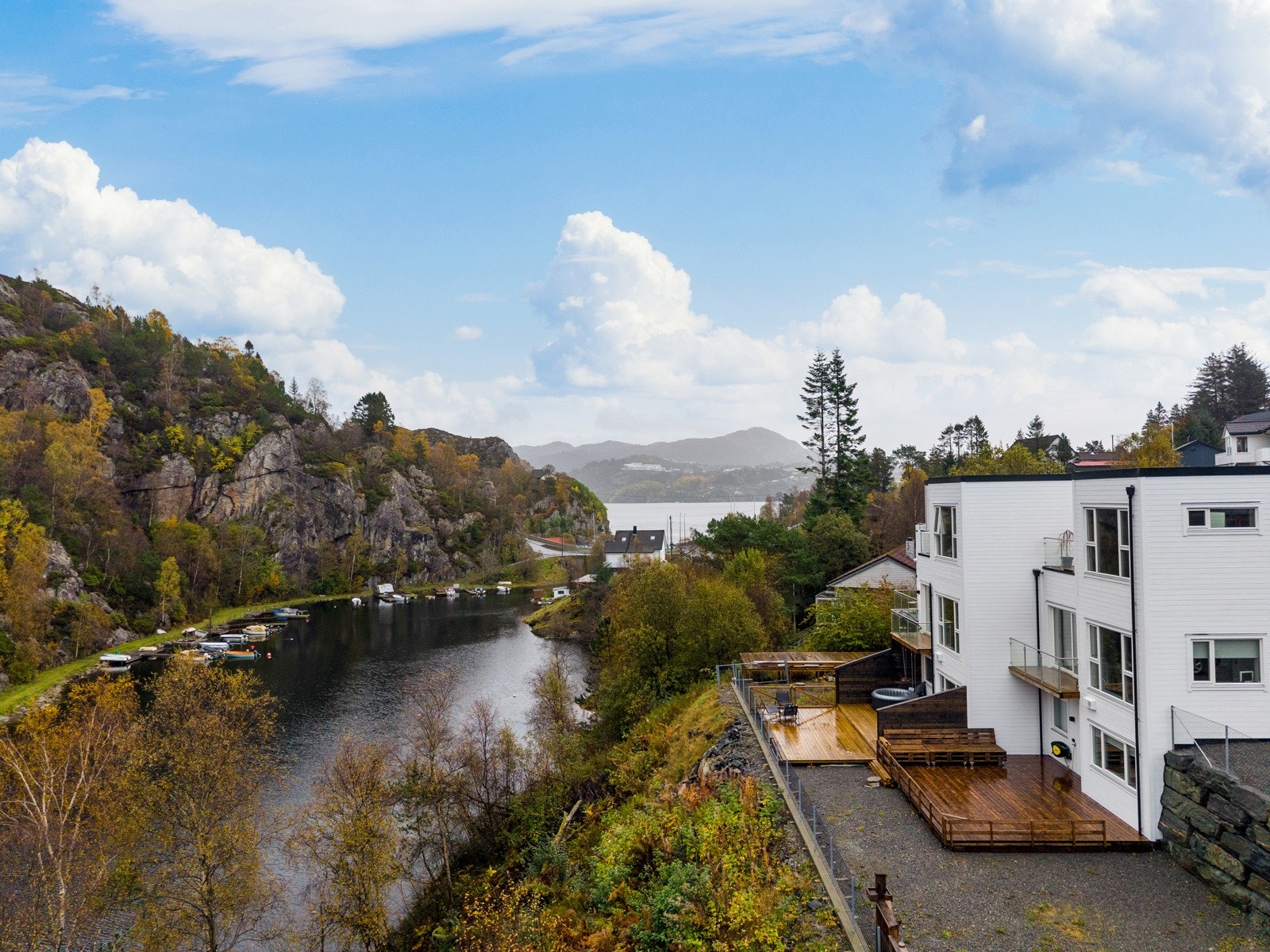 Området har lite gjennomgangstrafikk og oppleves som trygt og stille - perfekt for barnefamilier og de som ønsker fredelige omgivelser. Galleribilde