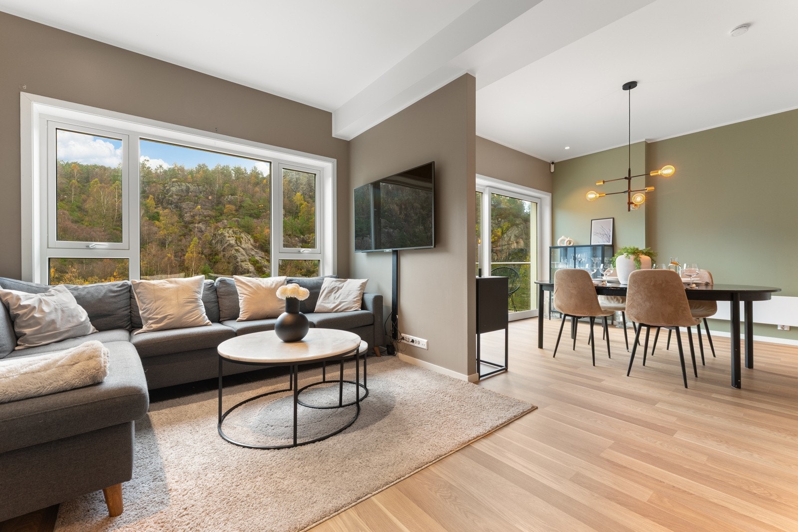 Inn i oppholdsommet møter man en stue av generøs størrelse med naturlig plass til å innrede i ulike soner. Galleribilde