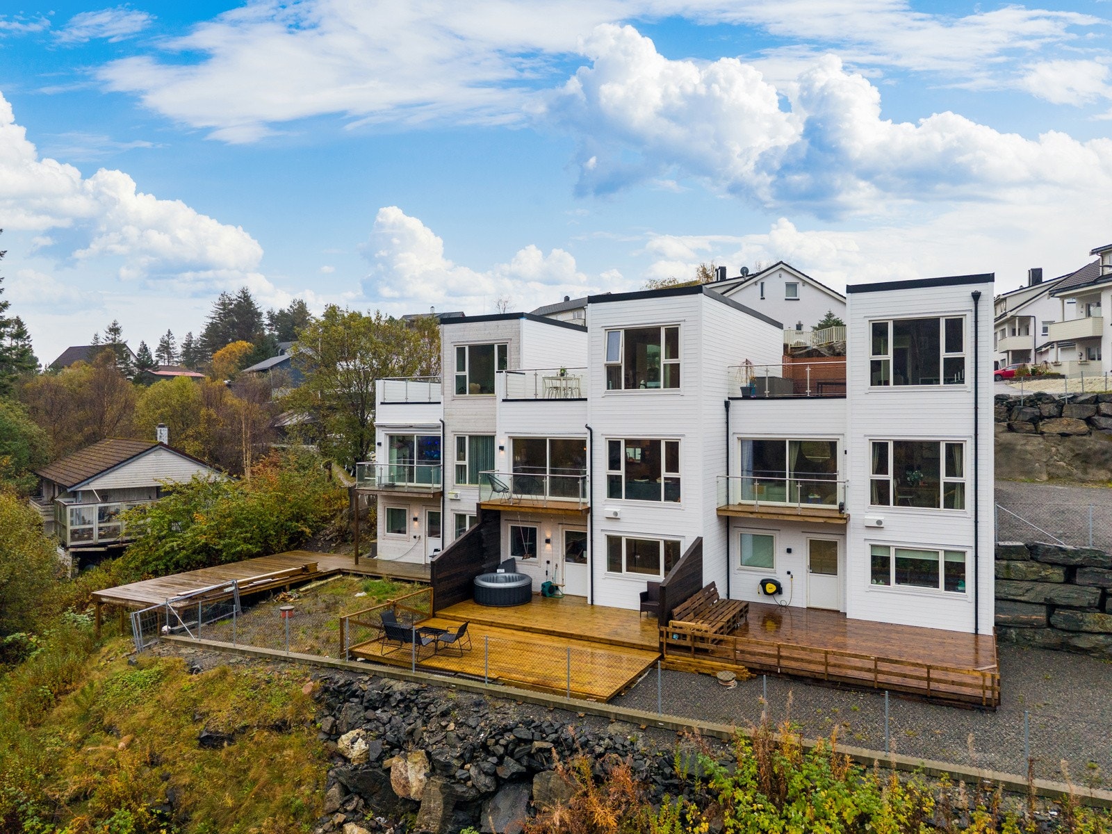 Medfølgende boligen er en fast biloppstillingsplass og eller plass til å parkere en bil ved inngangspartiet. Galleribilde