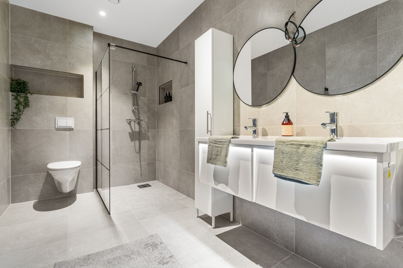 Baderommet er helfliset med lekre 60x60 cm fliser på gulv og vegger, samt mosaikkfliser i dusjsonen. Galleribilde