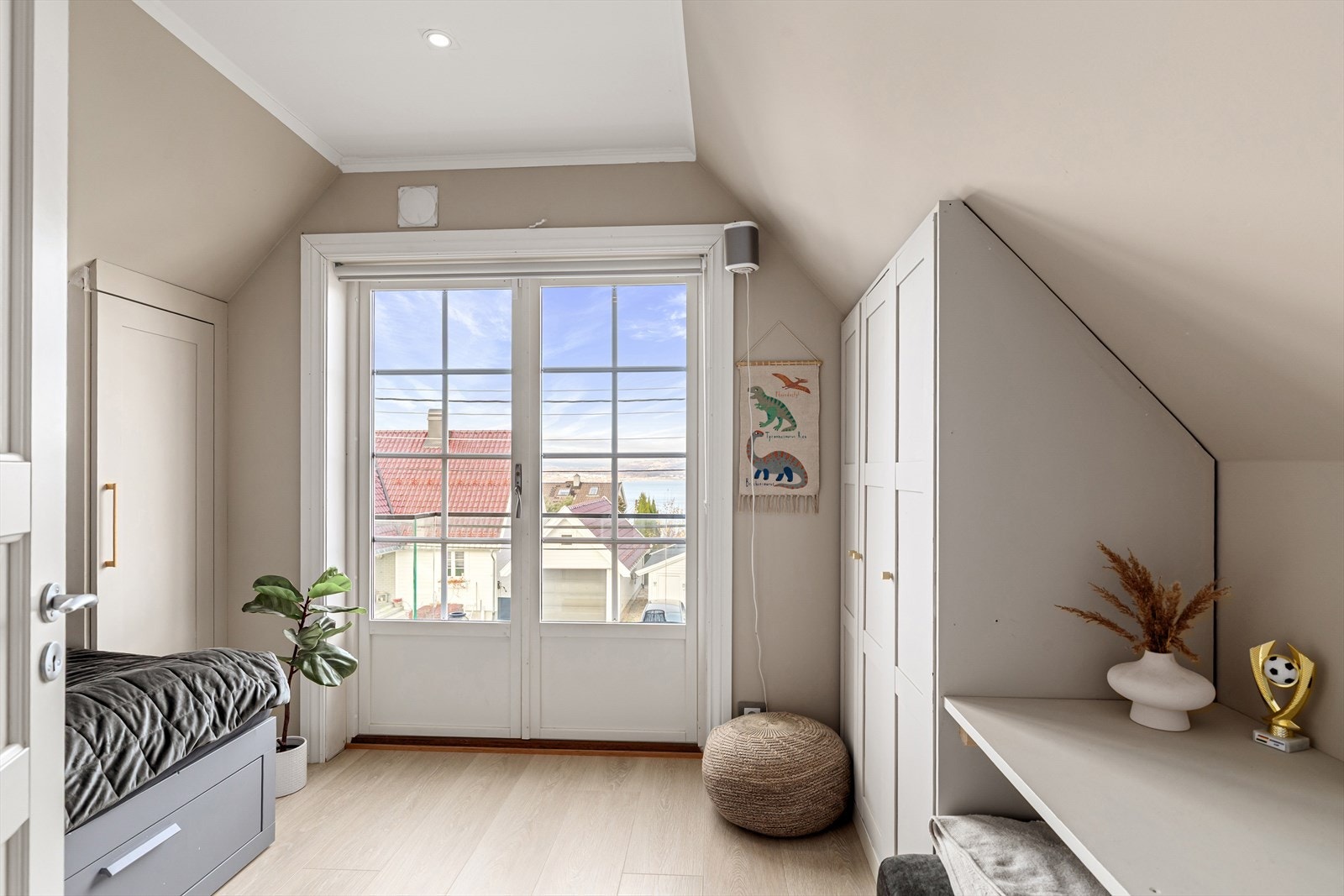 Soverom 2 med plassbygde løsninger og utgang til terrasse Galleribilde