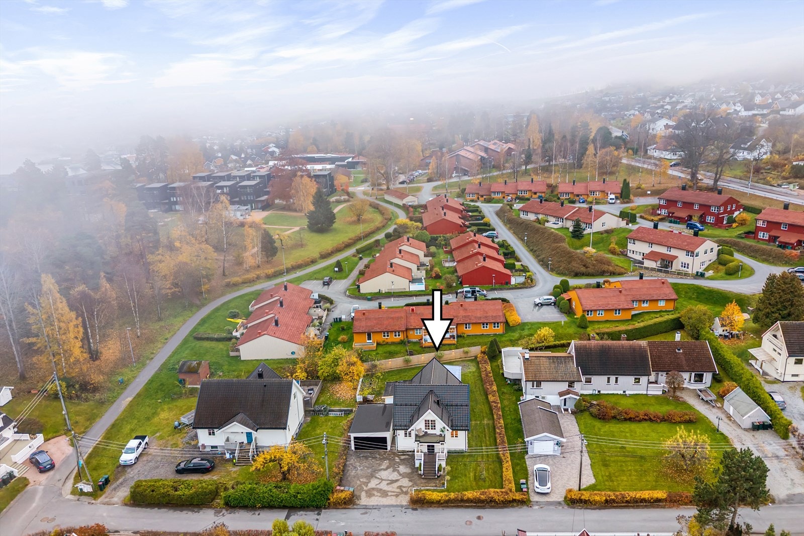 Fra boligen er det få minutters gange via fortau bort til barneskole, barnehage, idrettsanlegg, dagligvare mm. Bussholdeplass like ved. Galleribilde
