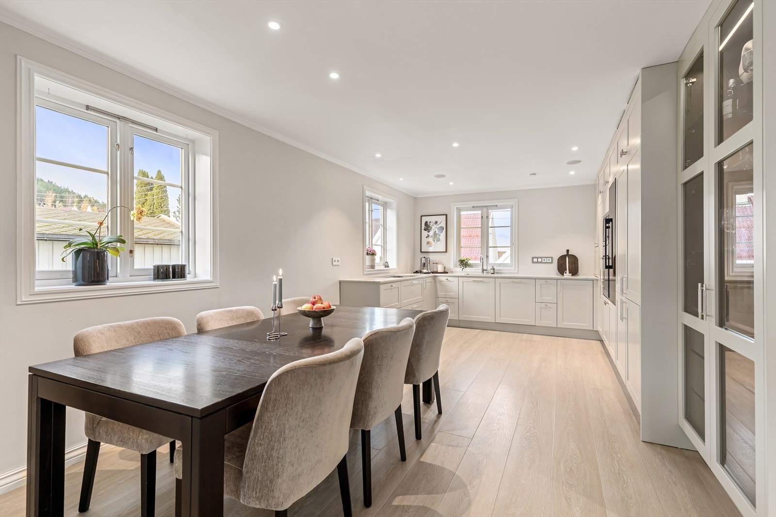 Det er god plass for spisestue i tilknytning til kjøkken - med super plassering for vitrinemøblement like bak Galleribilde