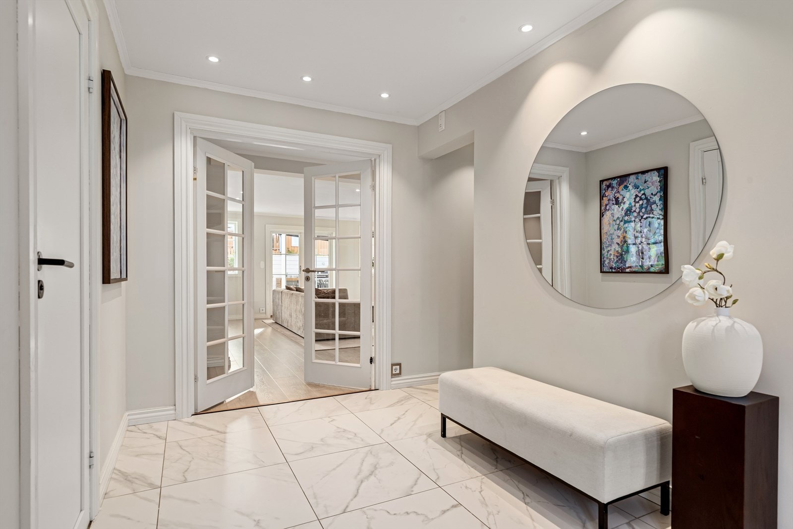 Hallen er delikat innredet med flis på gulv og downlights i tak Galleribilde