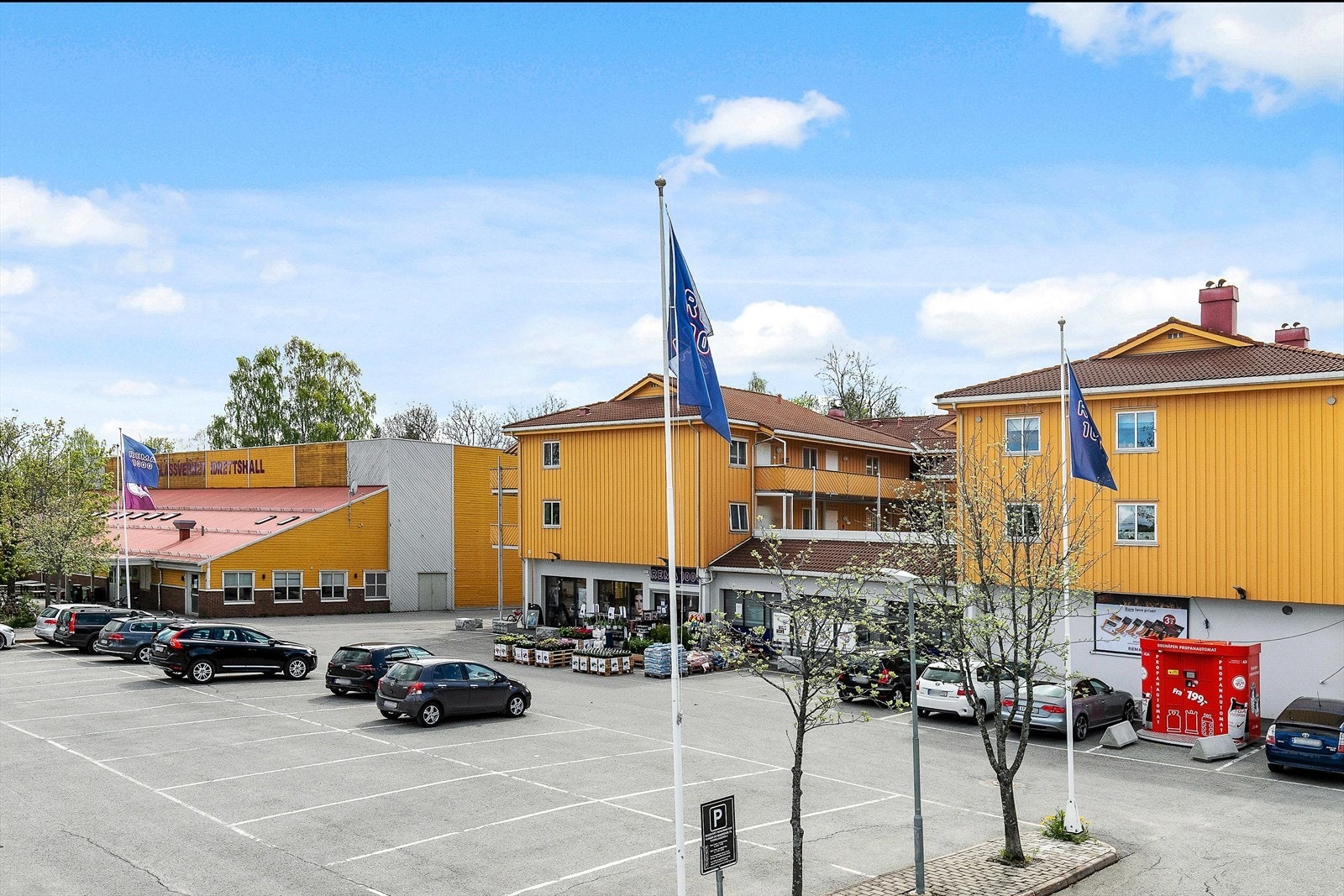 Nærsentrum med Rema 1000, Kiwi, lege, post i butikk, frisør mm Galleribilde