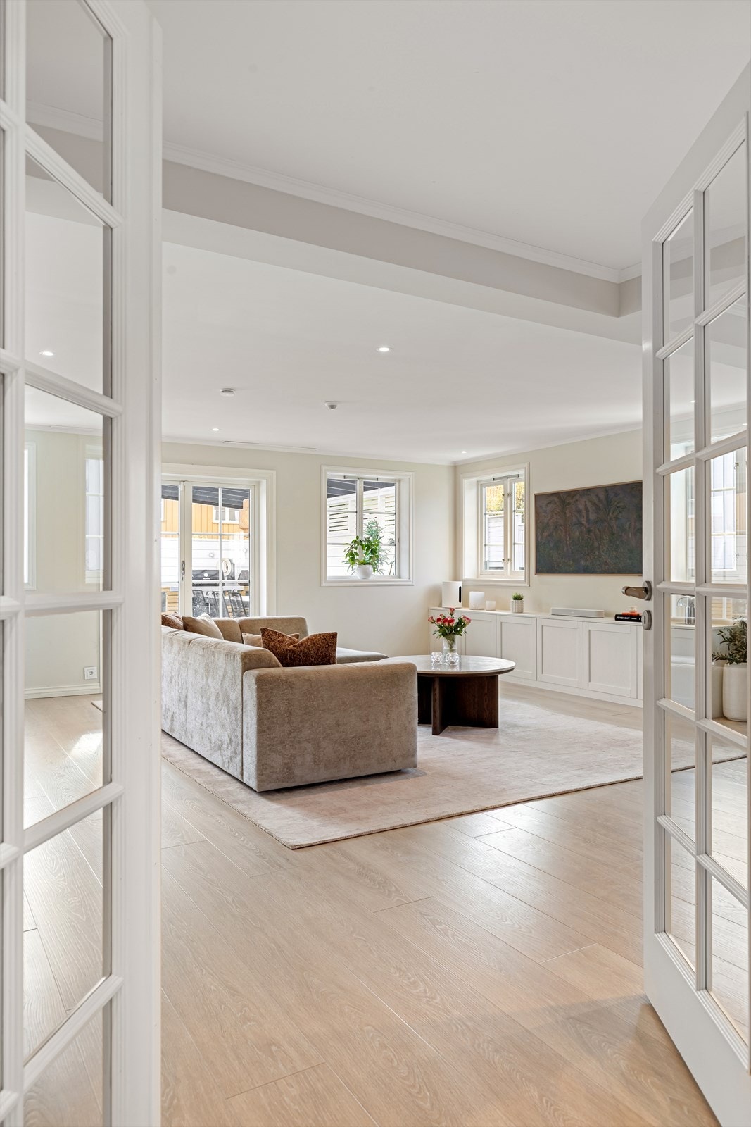 Fra hall er det adkomst inn til stue via doble fløydører Galleribilde