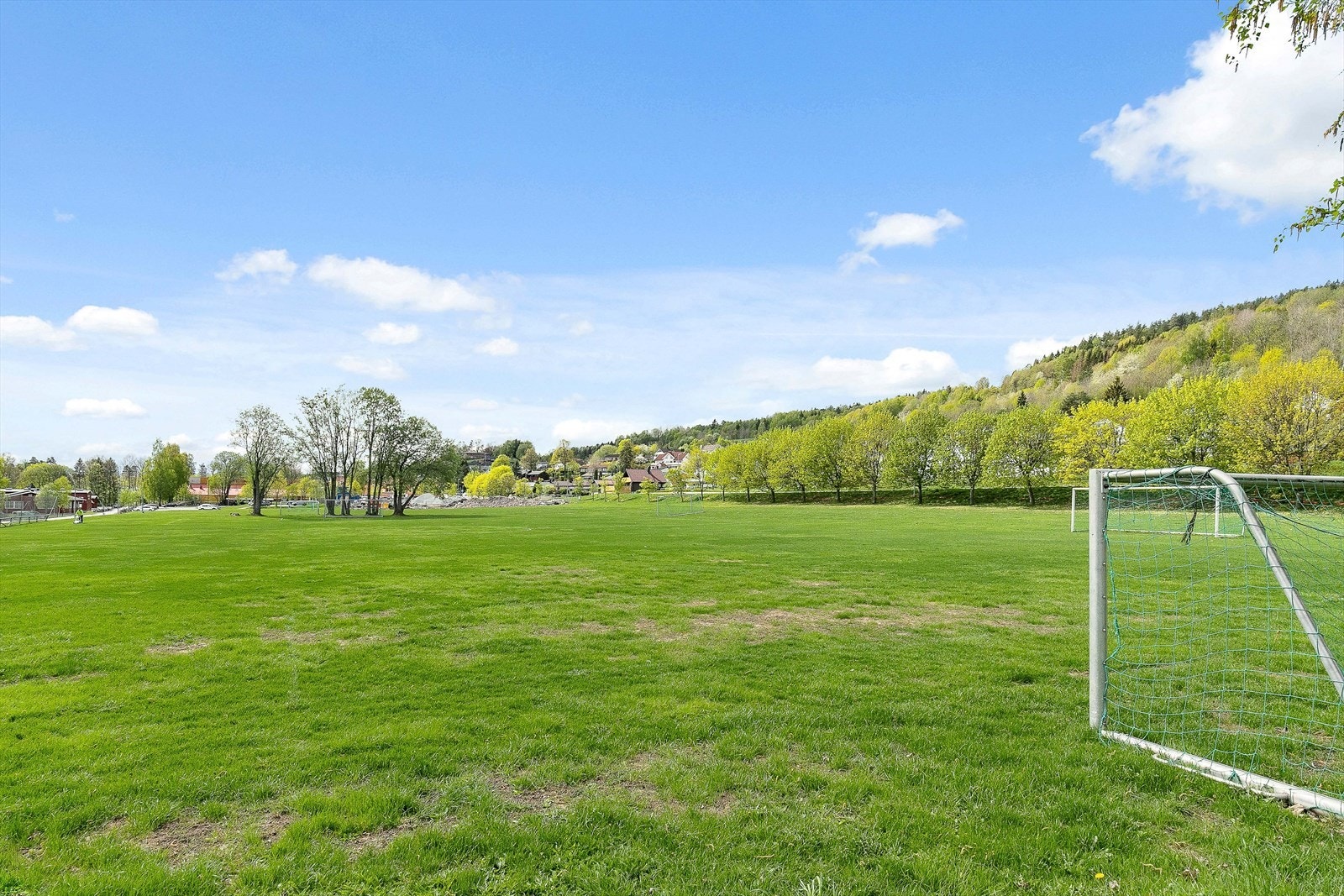 Nærområdet på Åskollen med store gressarealer, hyppig brukt av naboer og Glassverket idrettsforening Galleribilde