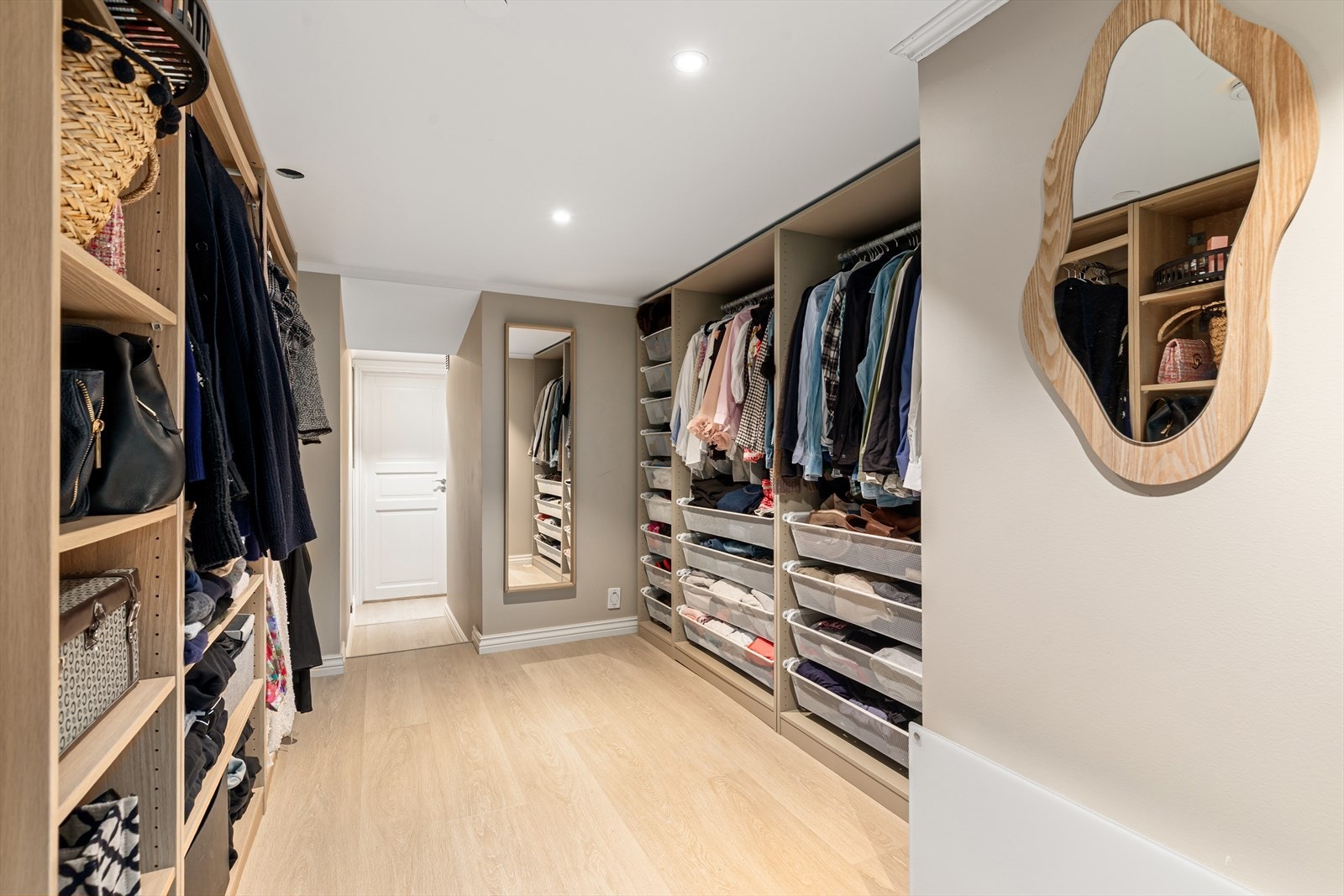 Det er etablert et flott garderoberom i kjeller i 2025, rikt utstyrt med oppbevaring Galleribilde