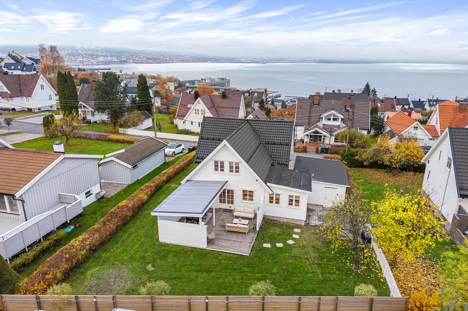 Huset har helt ny garasje fra 2024 med elbillader, samt godt med biloppstillingsplass i gårdsplass Galleribilde