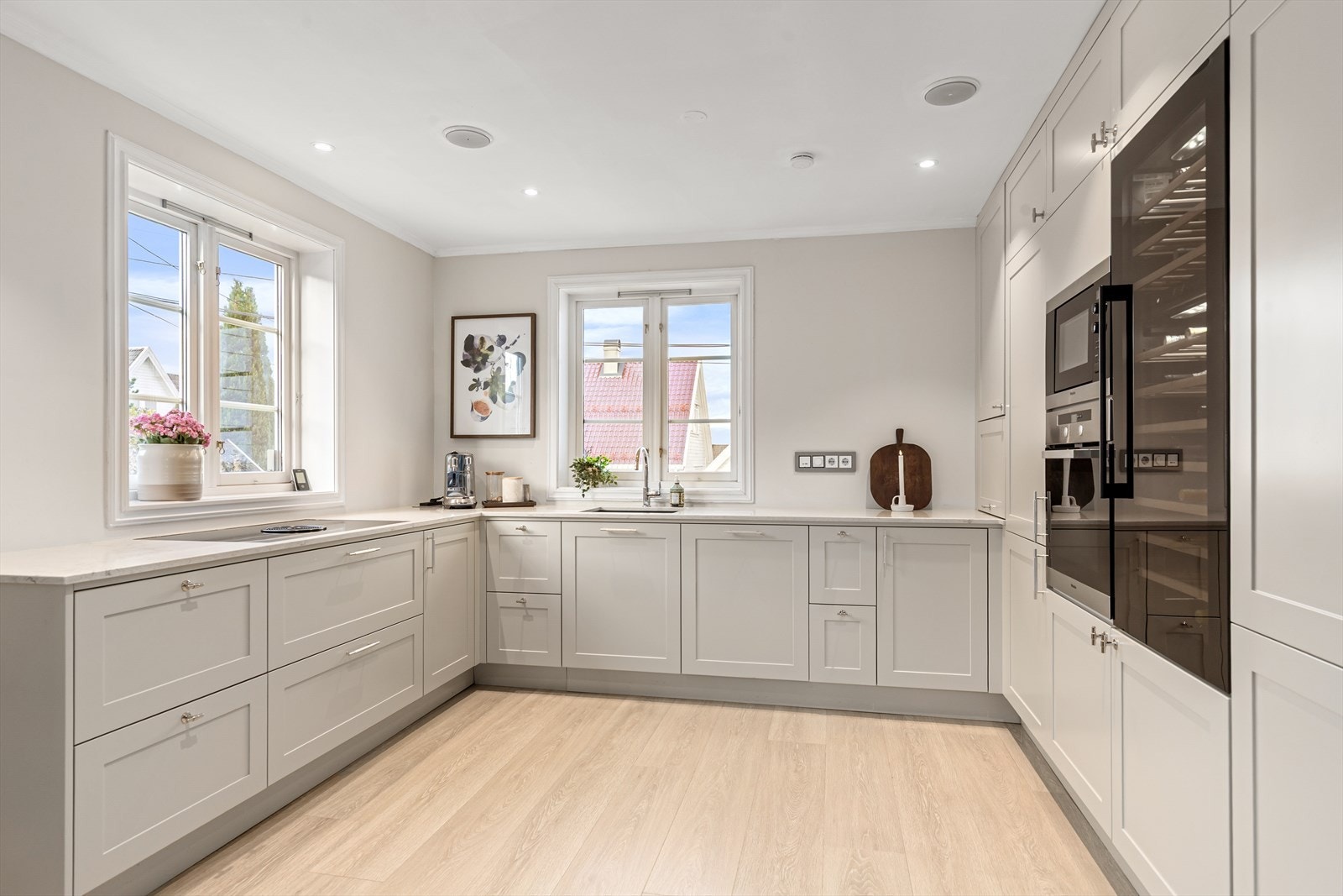 Kjøkkenet er velutstyrt og påkostet, med blant annet flott steinplate og gode hvitevarer Galleribilde