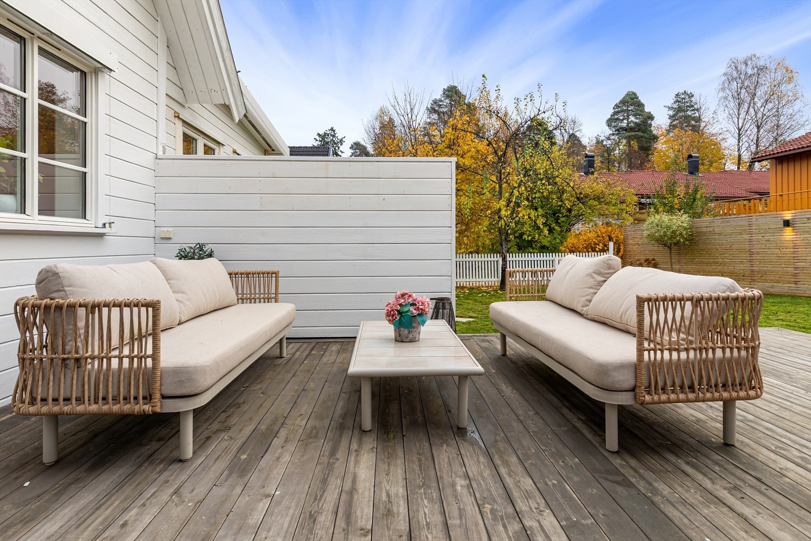 Hagen for øvrig ligger stille til, med store gressarealer spredt beplantet Galleribilde