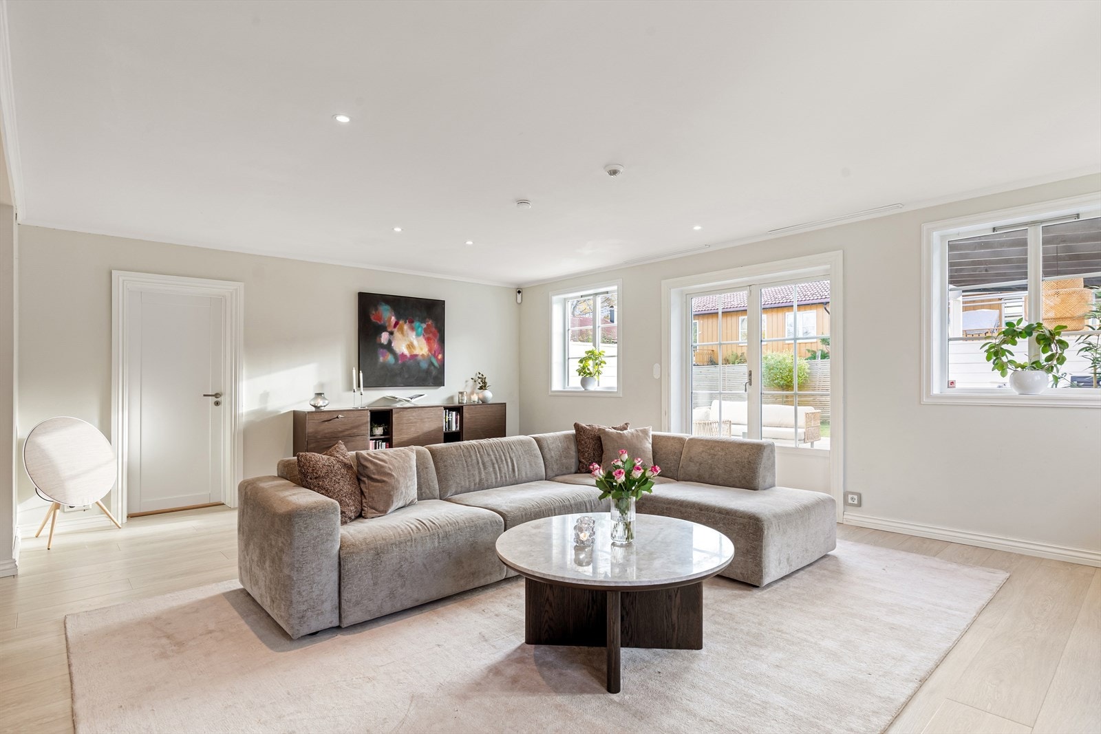 Fra stuen er det utgang til hage Galleribilde