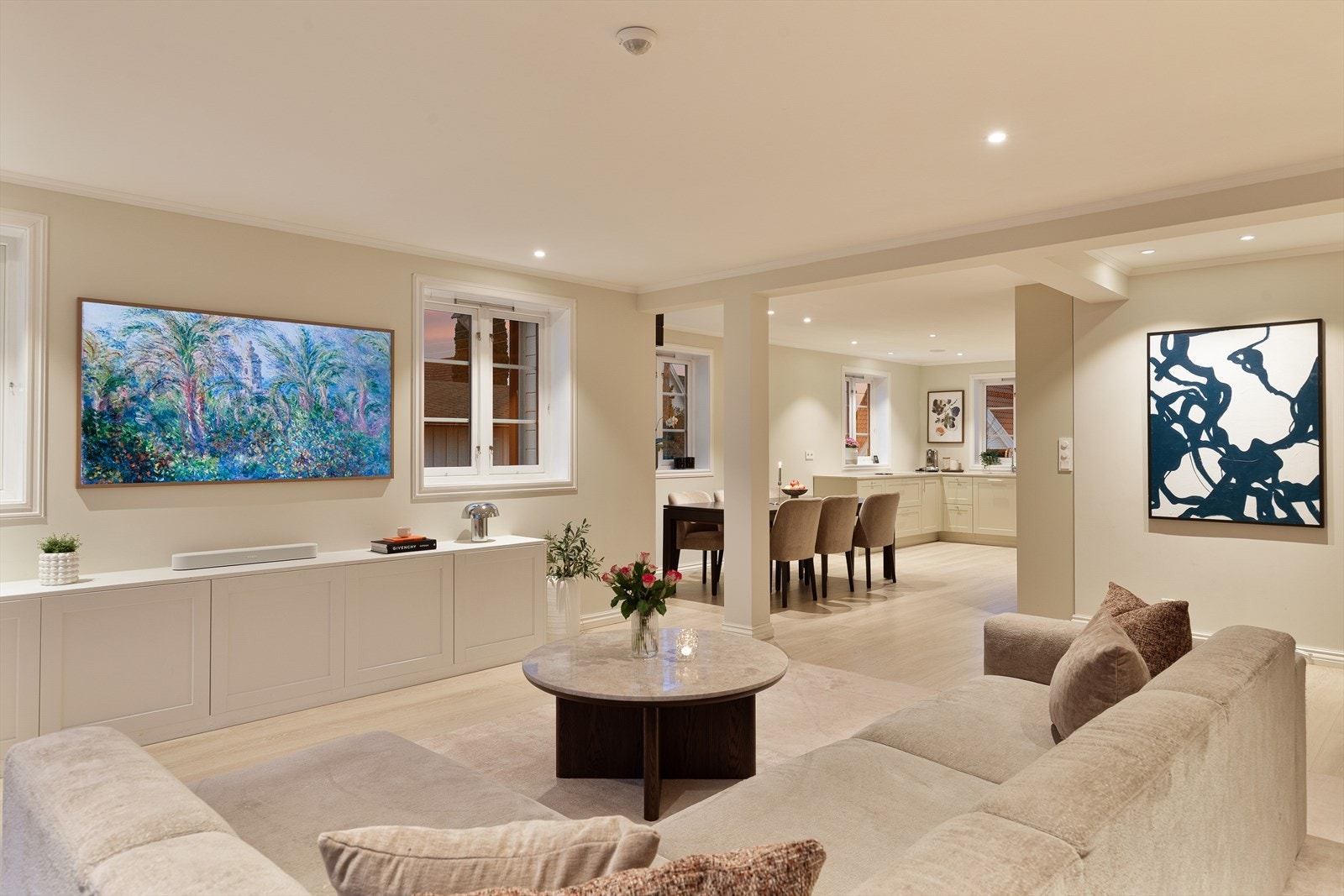 Dette er en meget delikat og pent oppusset enebolig beliggende på Åskollen Galleribilde