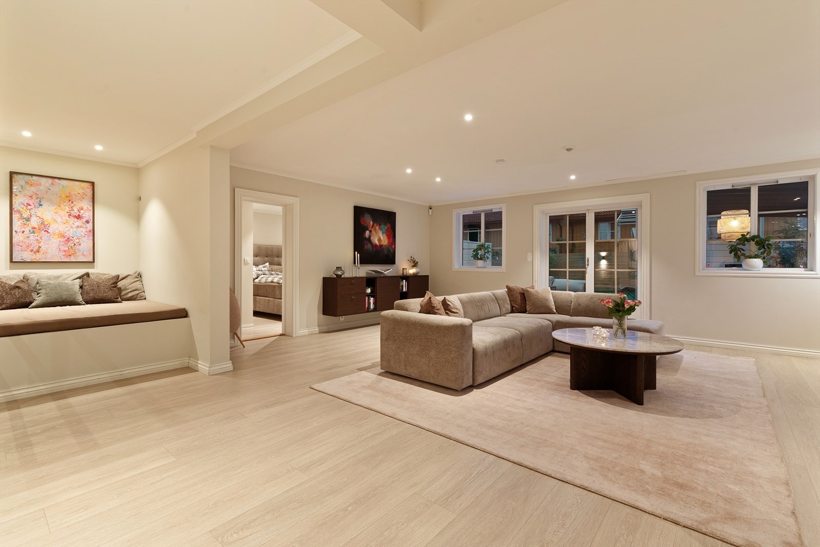 I tillegg til naturlig lysinnslipp har du downlights i tak Galleribilde