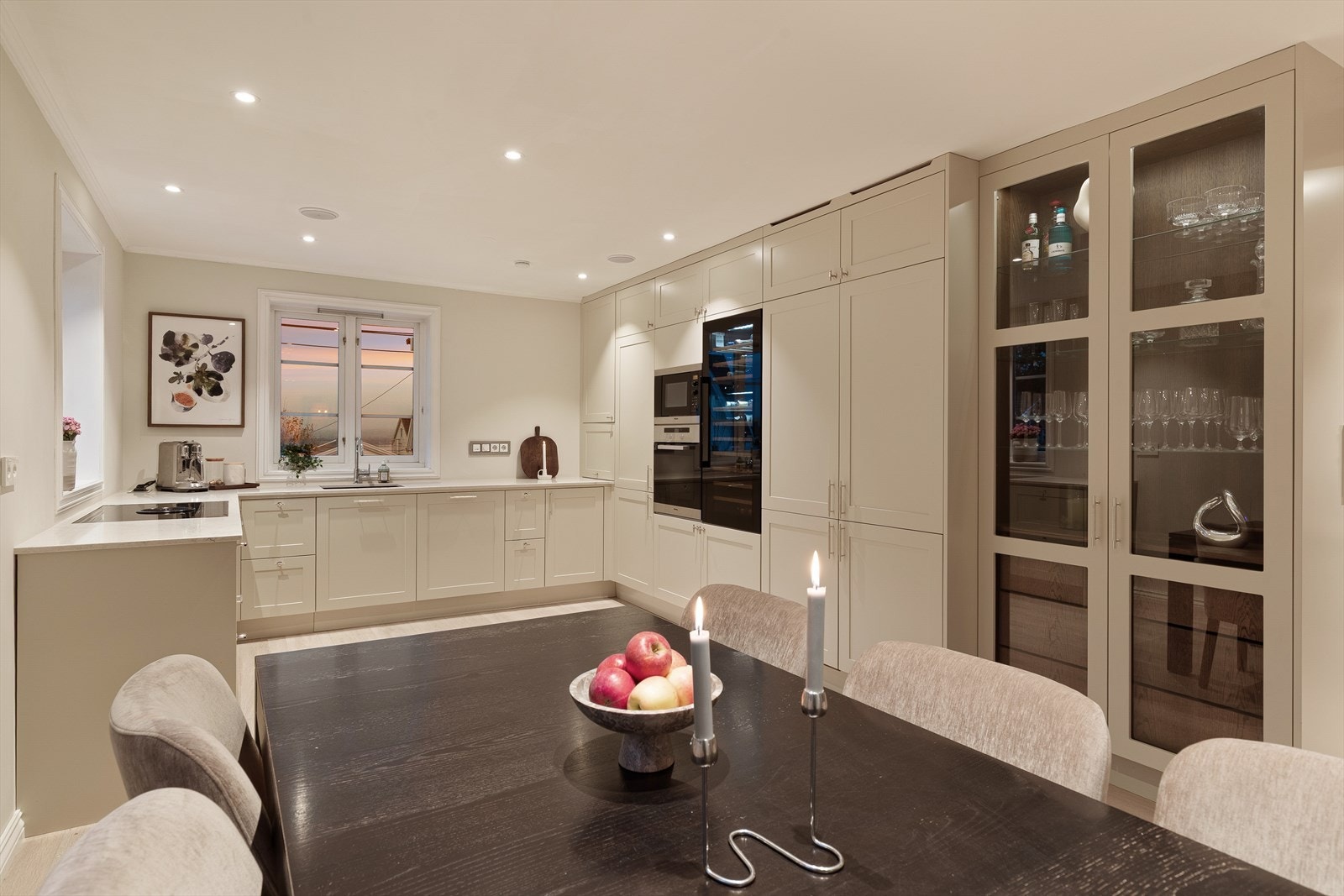 Huset har et meget delikat og plassbygget kjøkken fra 2024 Galleribilde