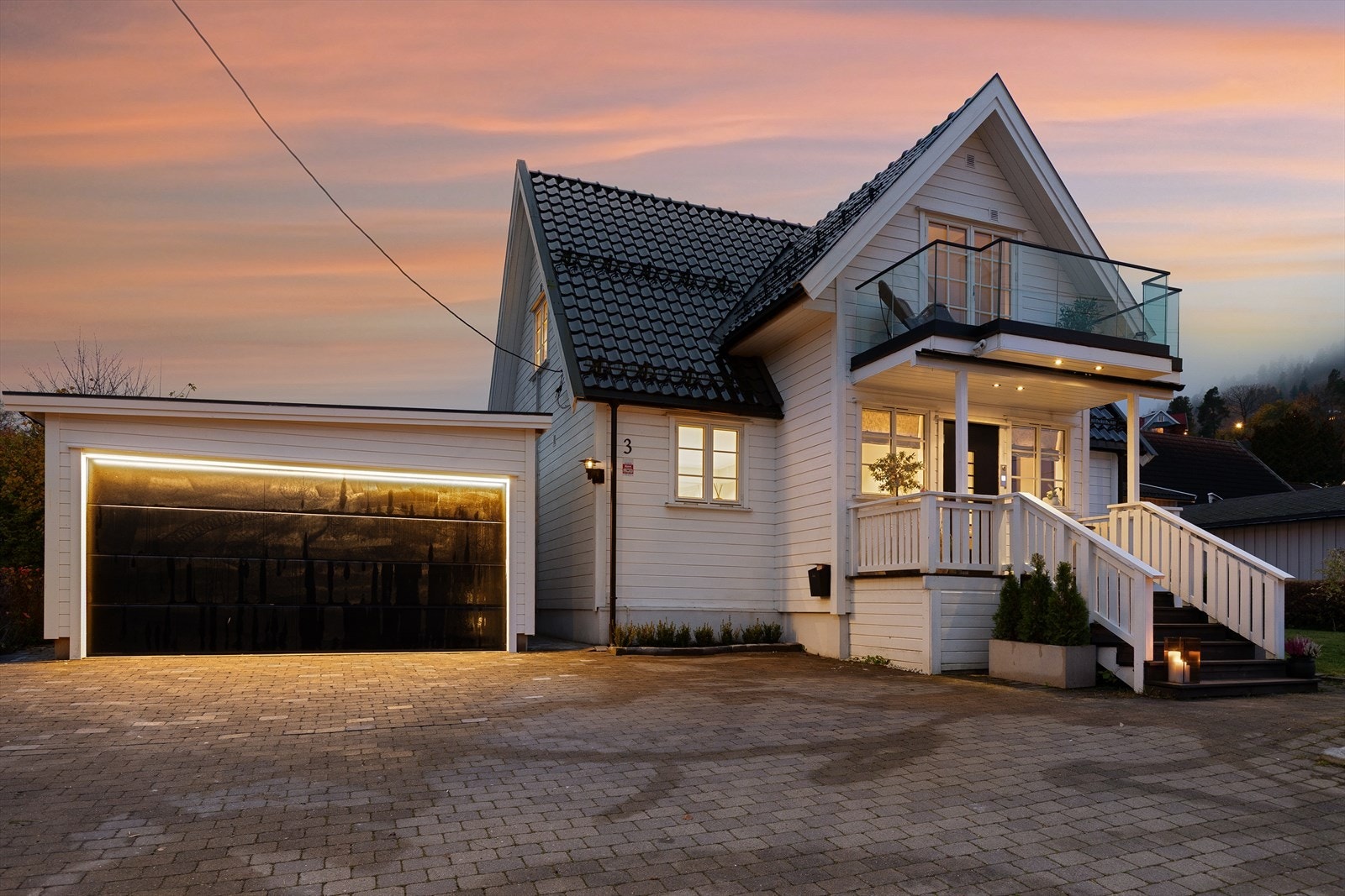 Boligen strekker seg over tre plan, har nydelige uteområder og meget barnevennlig beliggenhet Galleribilde