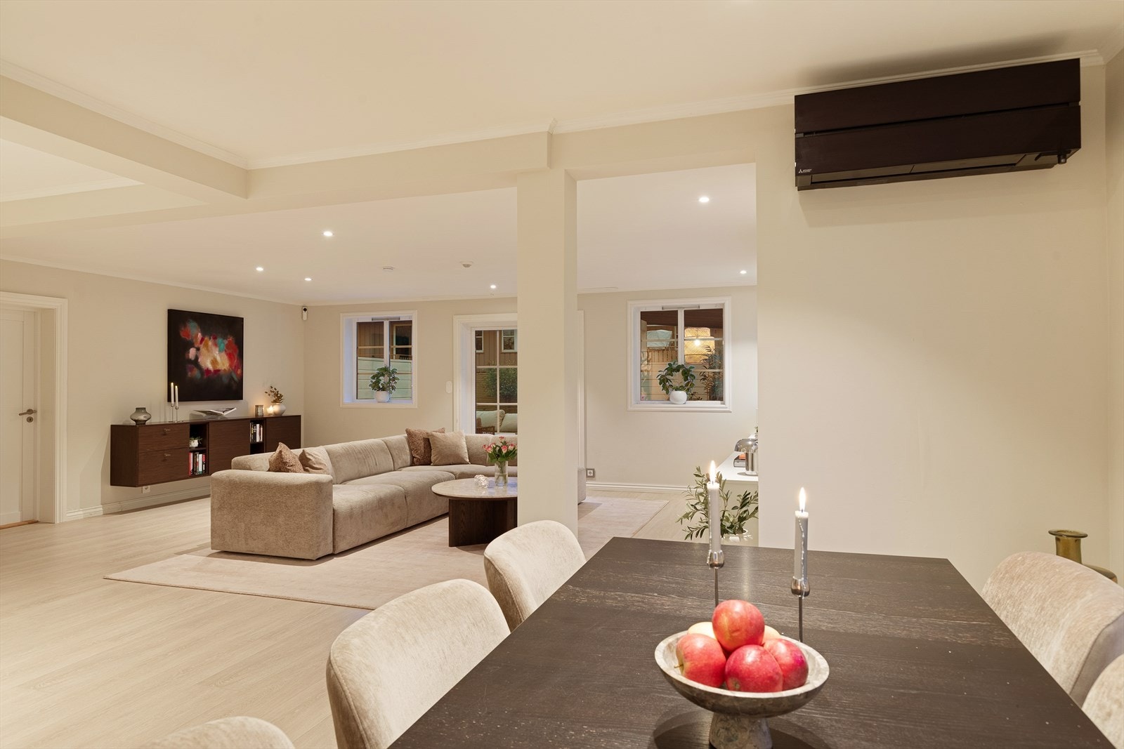 Stuen har moderne varmepumpe for behagelig temperatur gjennom årstidene Galleribilde