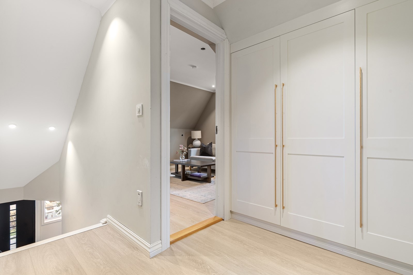 Hall med plassbygde garderobeskap Galleribilde