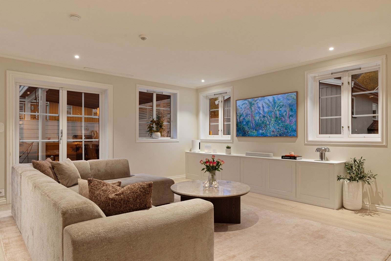 Huset har fine plassbygde løsninger med flere garderobeskap og tv-møblement Galleribilde