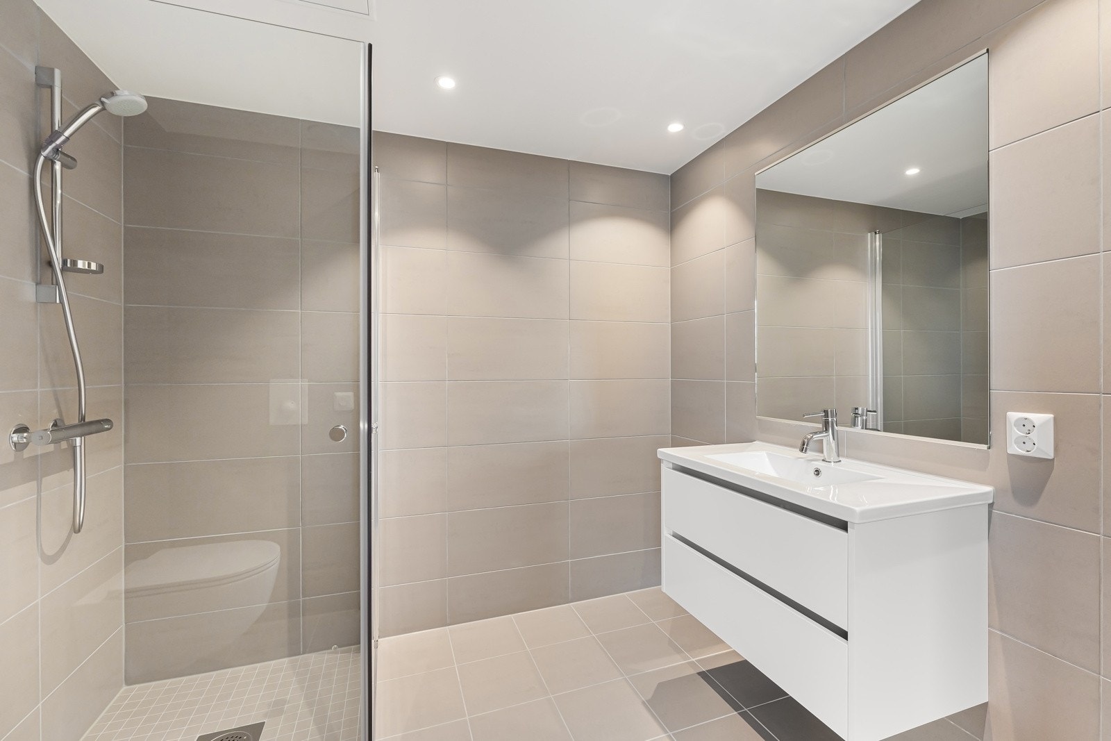 Boligen har et lekkert, flislagt bad fra byggeåret som er svært romslig. Galleribilde