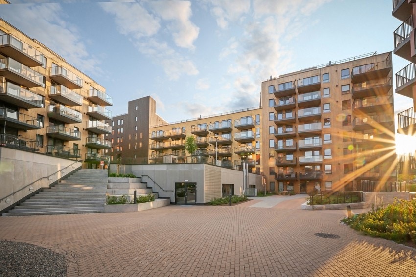 Det første som møter deg er borettslagets flotte fellesarealer og moderne fasade. Galleribilde