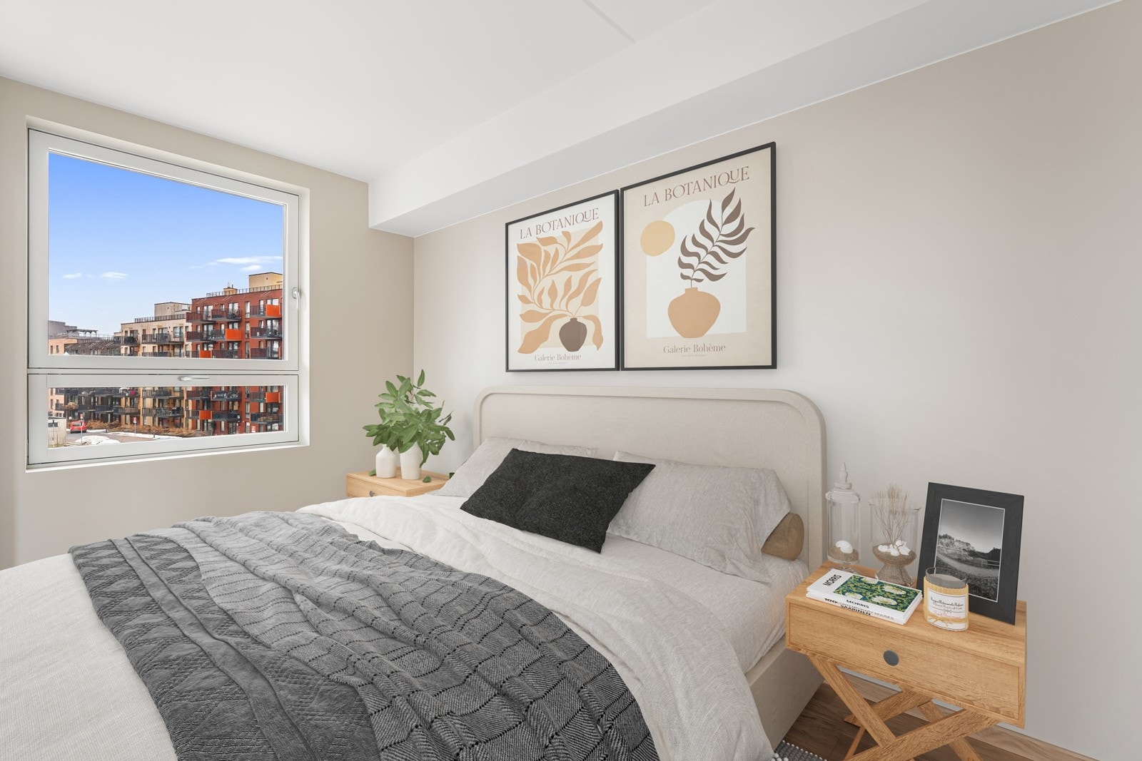 Hovedsoverommet er av god størrelse med plass til dobbeltseng og nattbord. Bildet er virtuelt møblert. Galleribilde