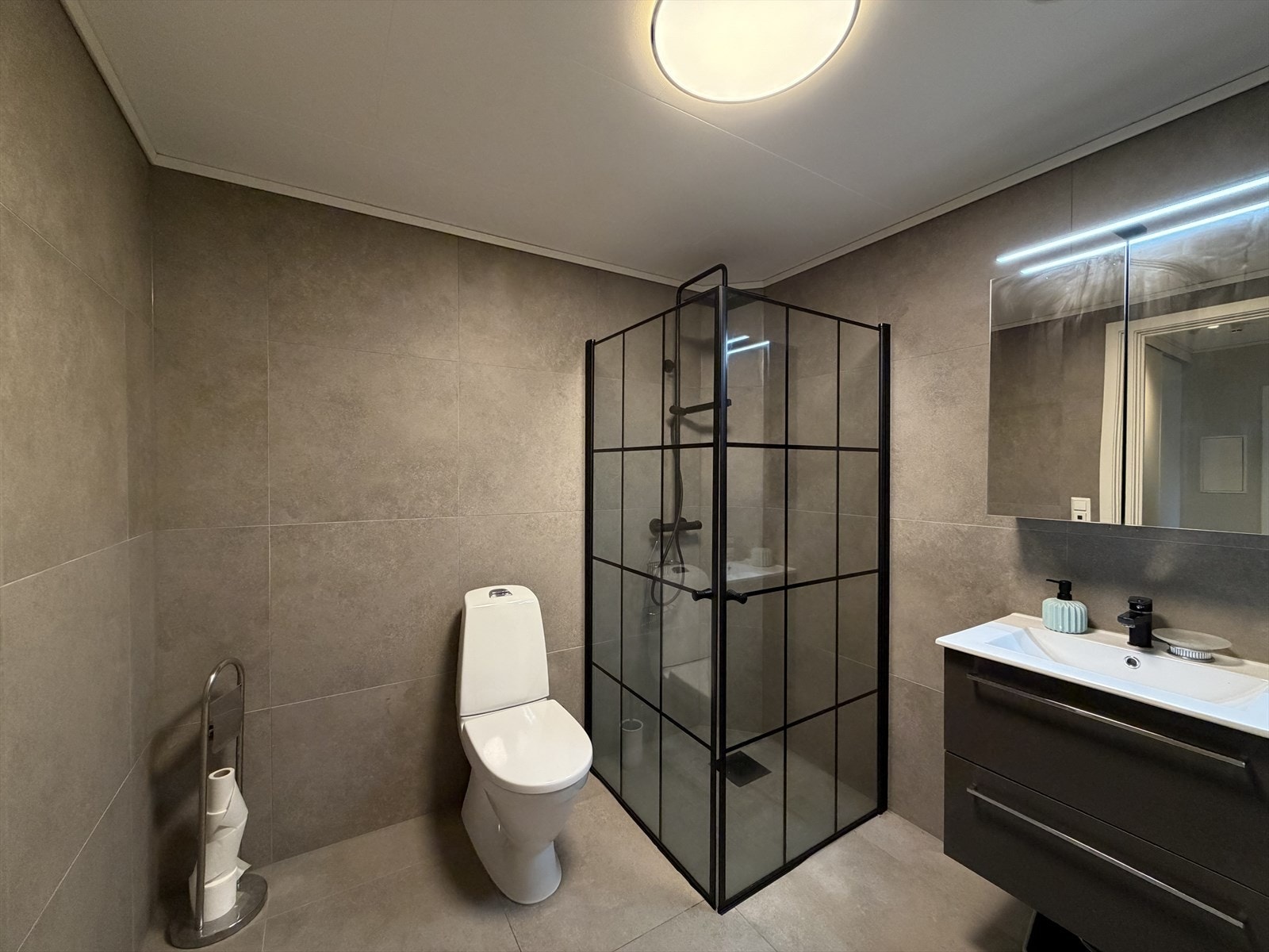 Badet fremstår som moderne, delikat og funksjonelt. Galleribilde