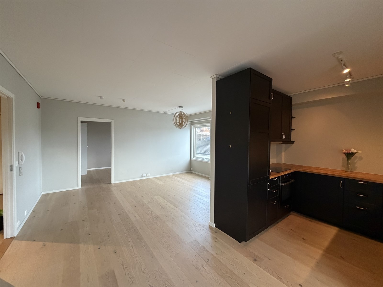 Veggene er malt i en tidsriktig og behagelig fargetone. Galleribilde