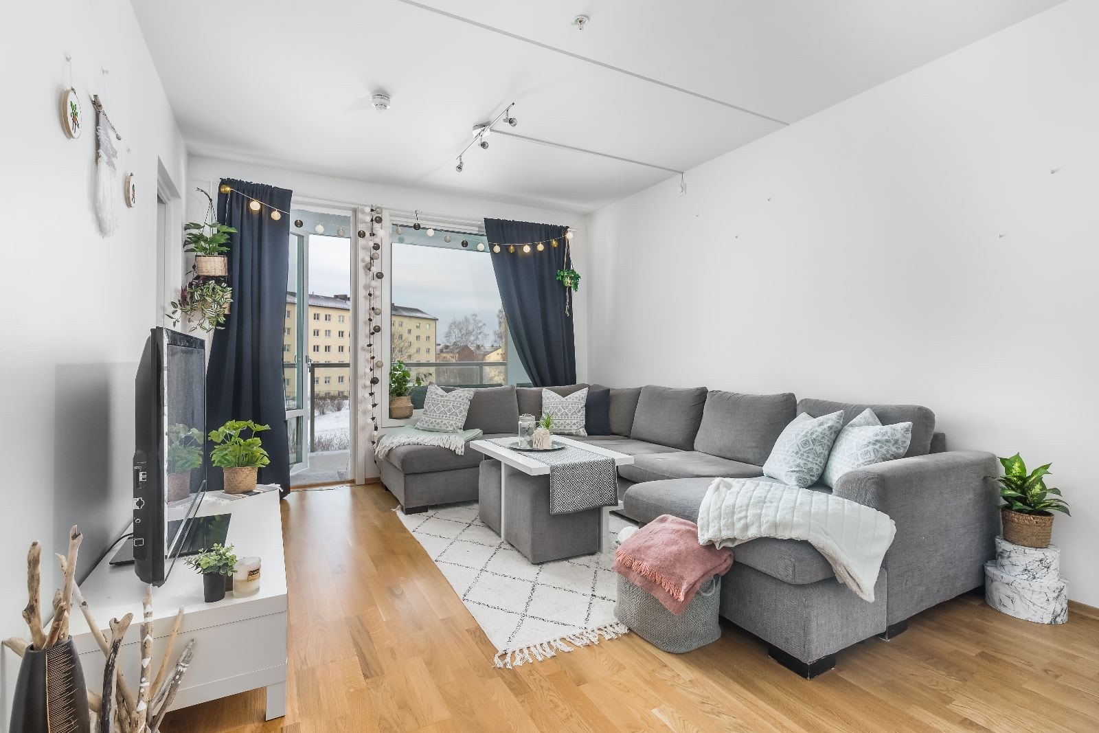 Innbydende stue med plass til spisegruppe og møbler Galleribilde