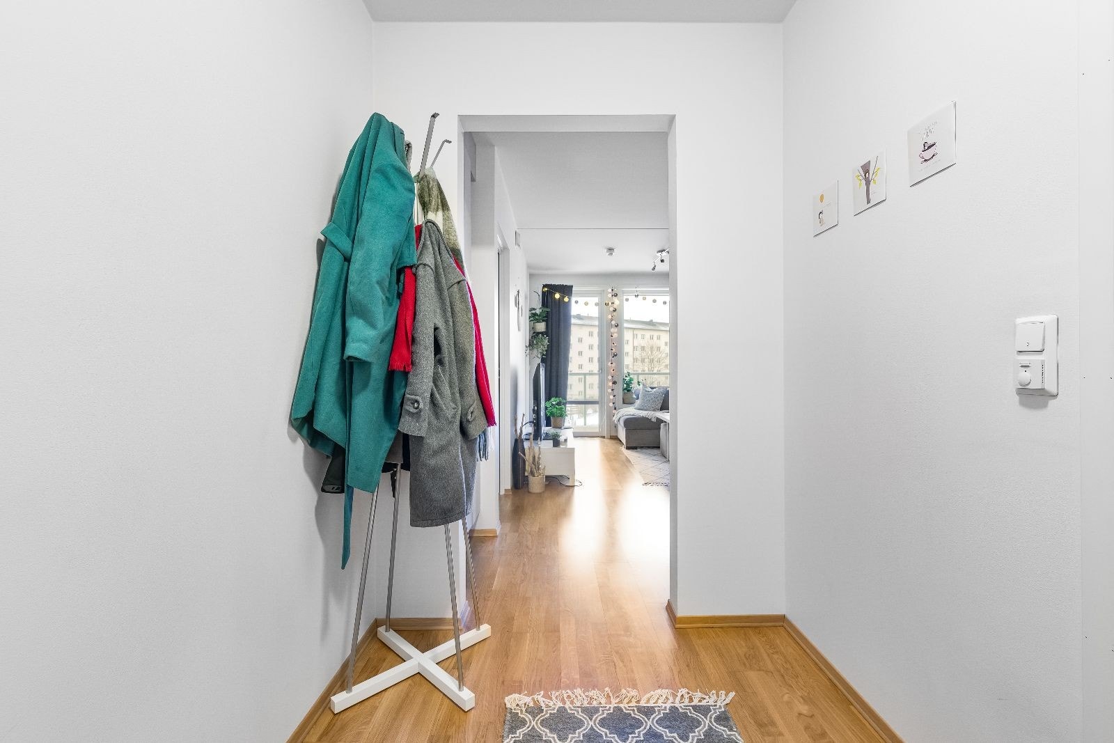 Velkommen inn! Entre med god plass til oppheng av klær og sko Galleribilde