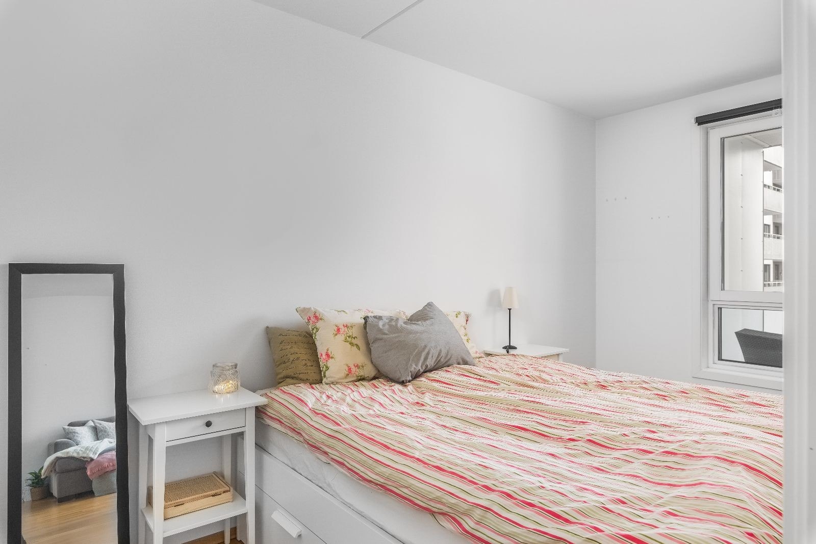 Lyst og romslig soverom med skyvedørsgarderobe Galleribilde