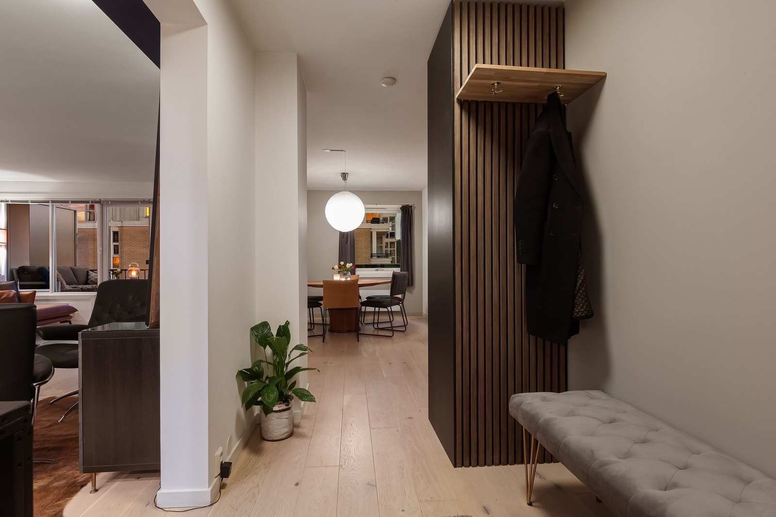 Entréen er tilknyttet dørcalling og gir videre adkomst til boligens øvrige rom Galleribilde