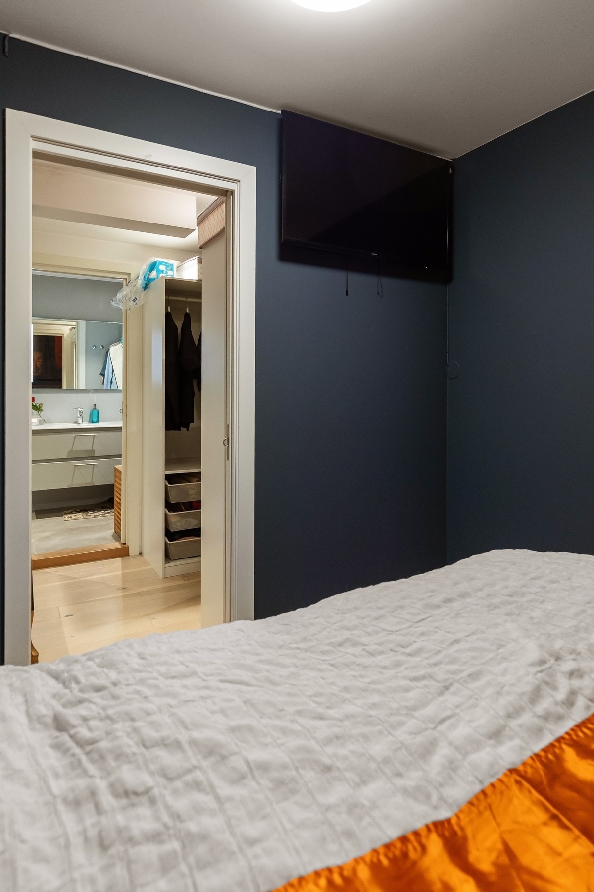 Med praktisk adkomst til åpent garderoberom og et av badene Galleribilde