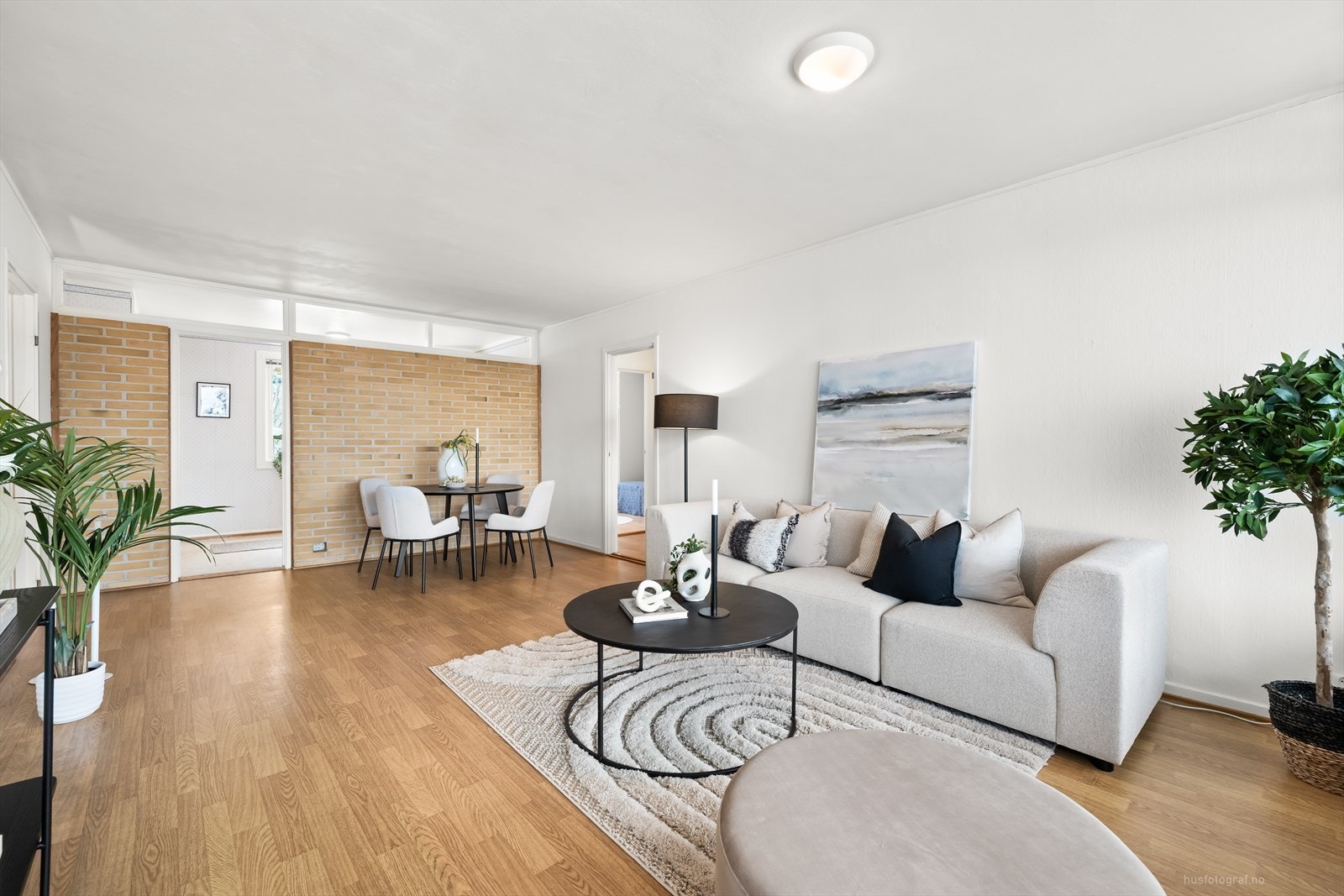 Nymalte vegger og murt forblending mot kjøkkenet. Galleribilde