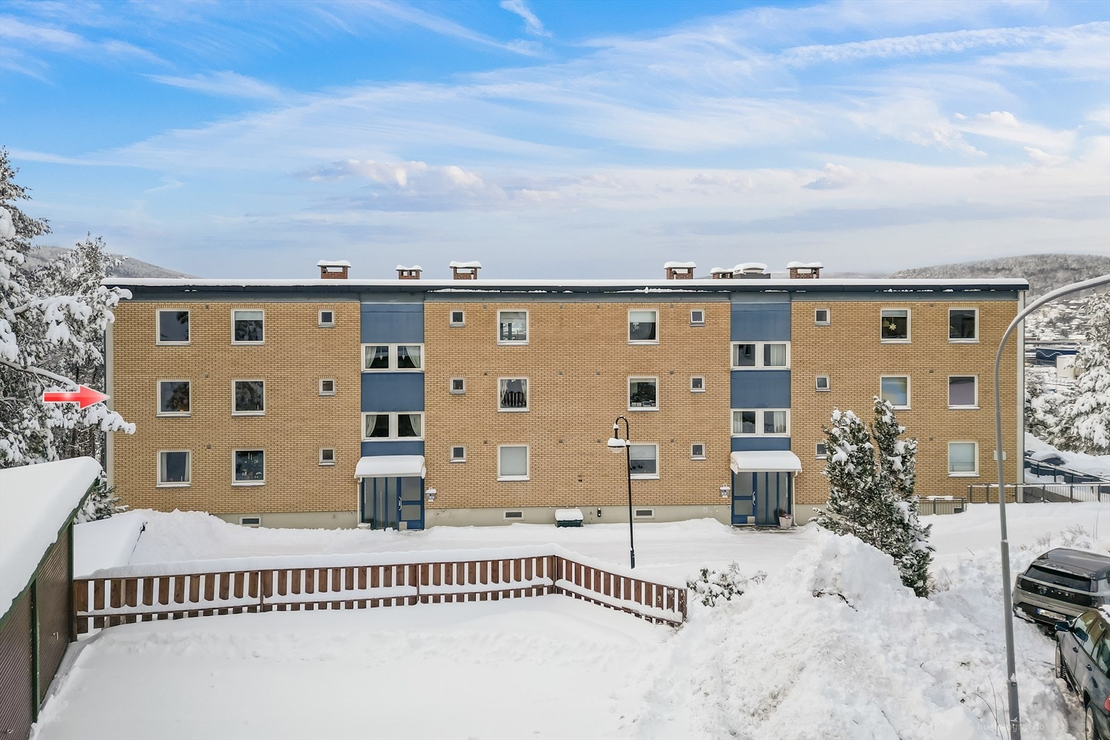 Leiligheten ligger fint til i høyden, med fritt utsyn - med kanskje den beste interne beliggenhet på St. Hansberget. Galleribilde