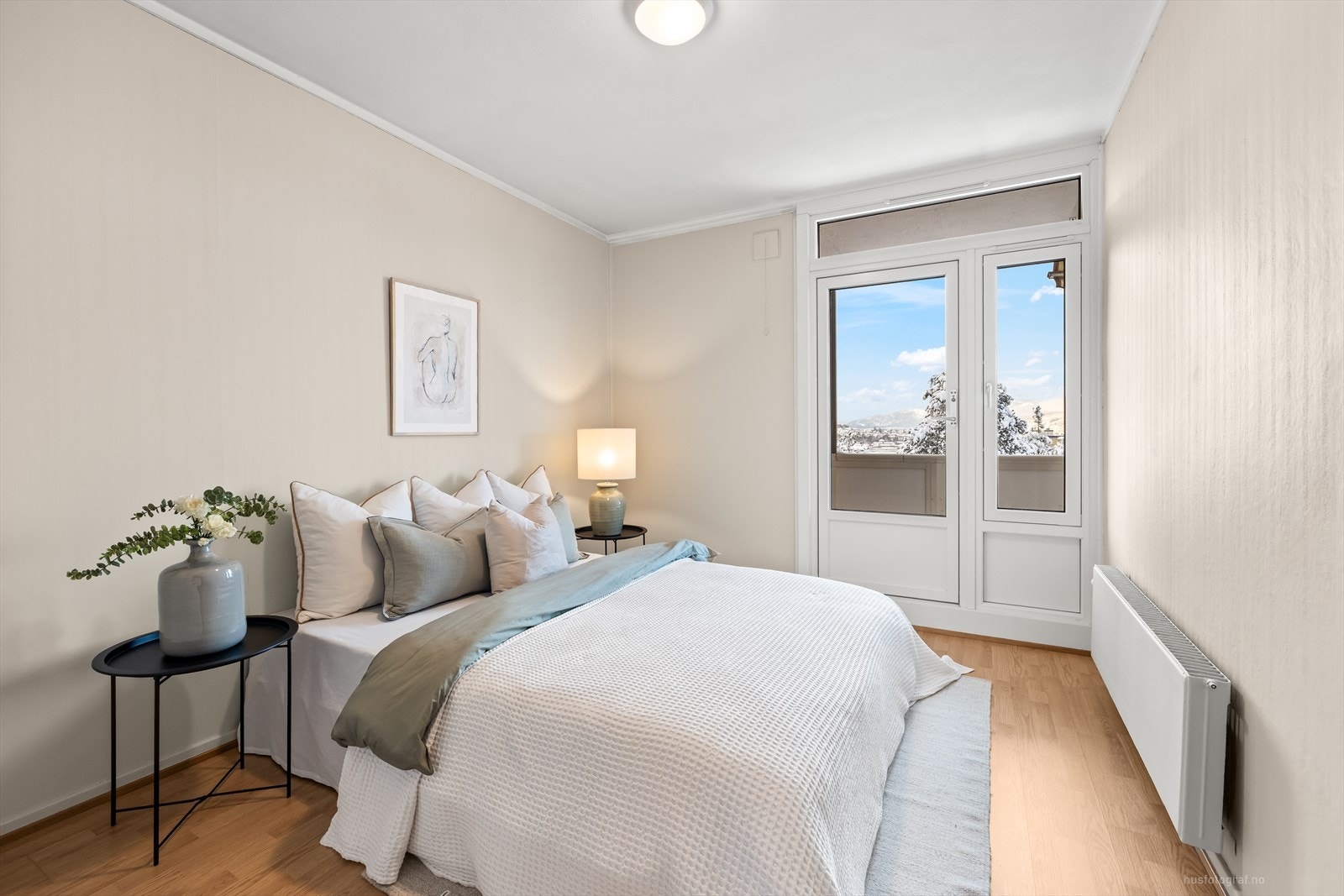 Hovedsoverom med god plass til dobbeltseng og nattbord på hver side av sengen. Galleribilde