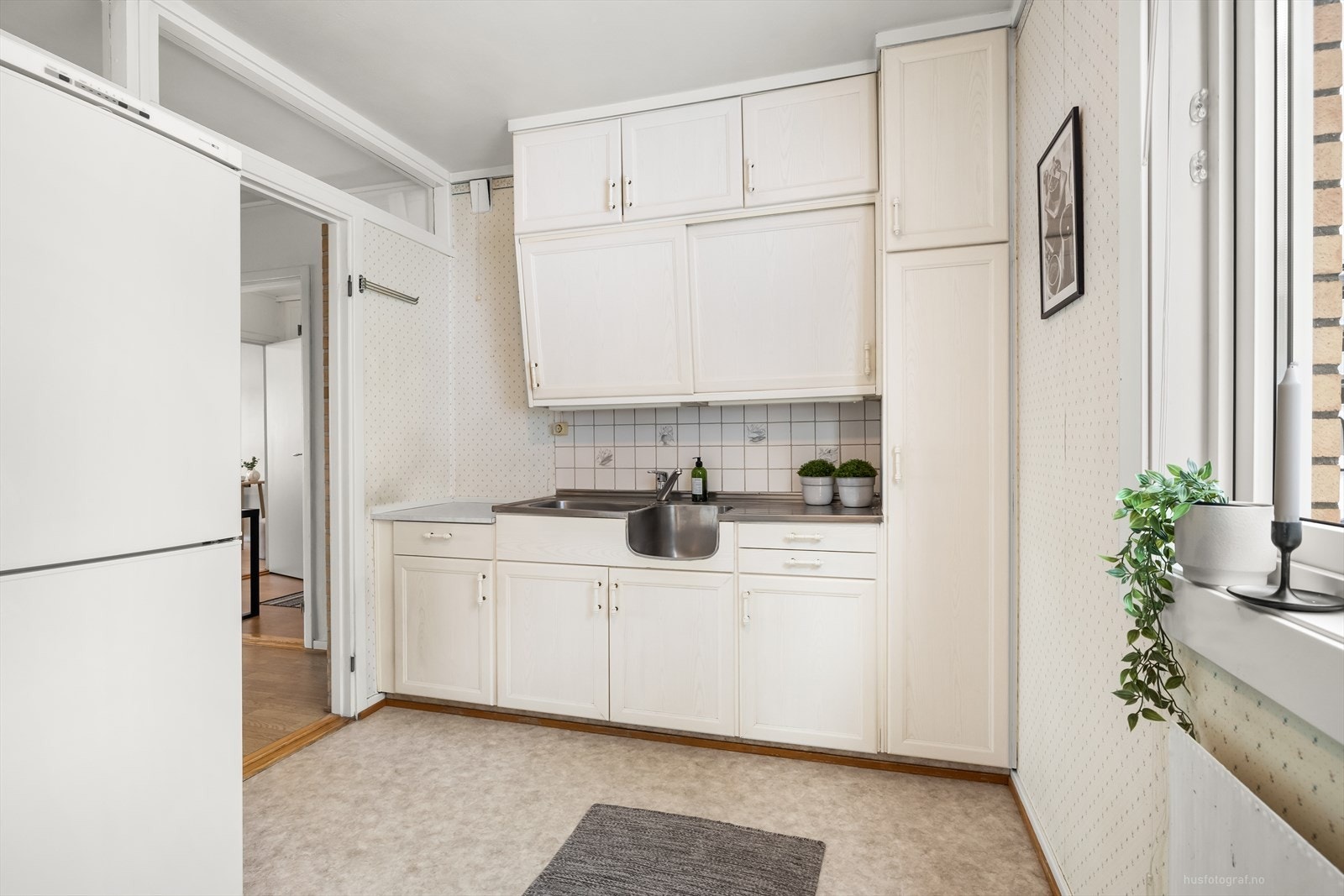 Det er vannbåren varme via radiatorer i soverom og på kjøkkenet, inkludert i felleskostnadene. Galleribilde