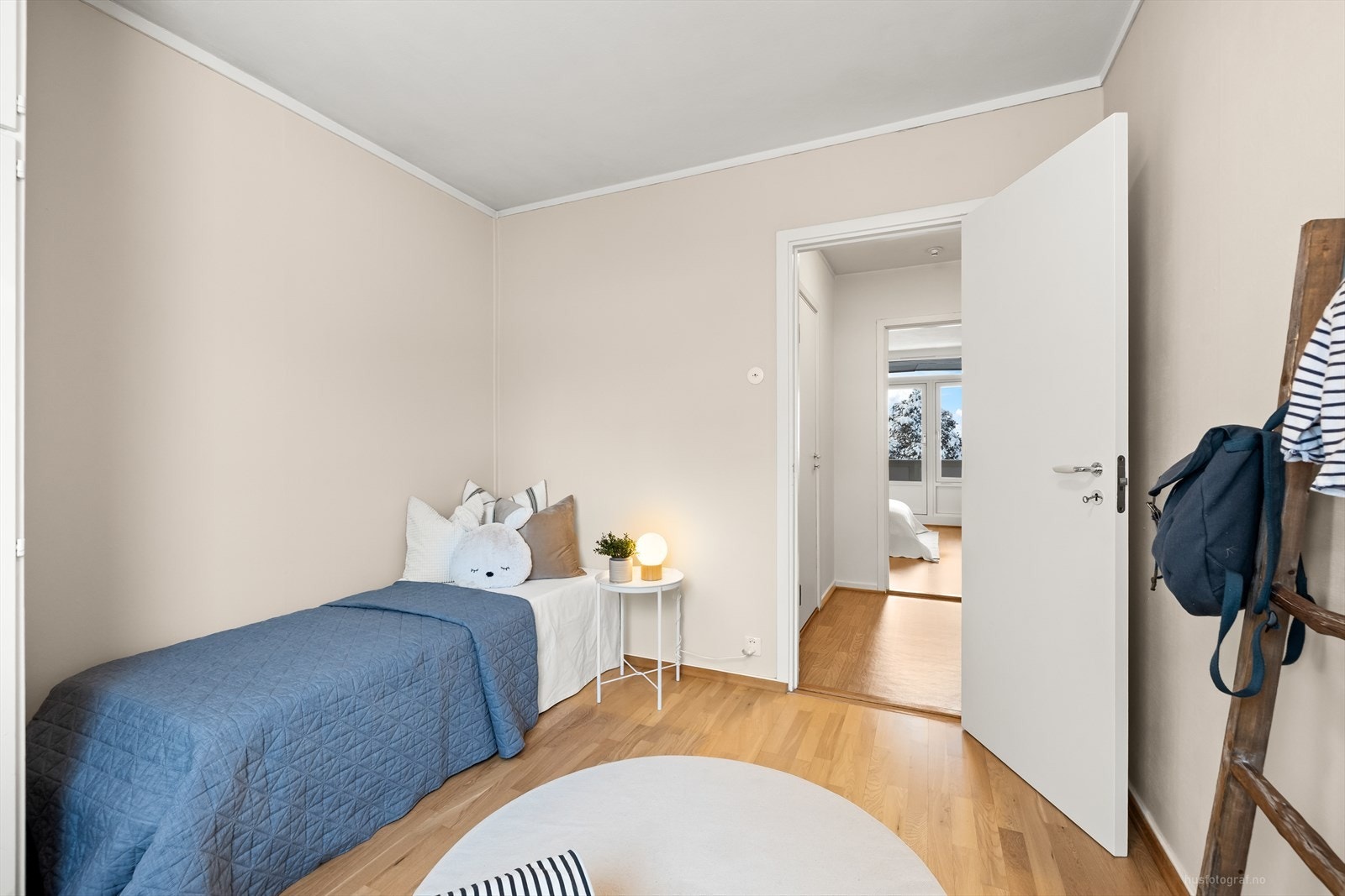 Rommet har også plassbygget garderobeskap, og god plass til seng og for eksempel et skrivebord. Galleribilde