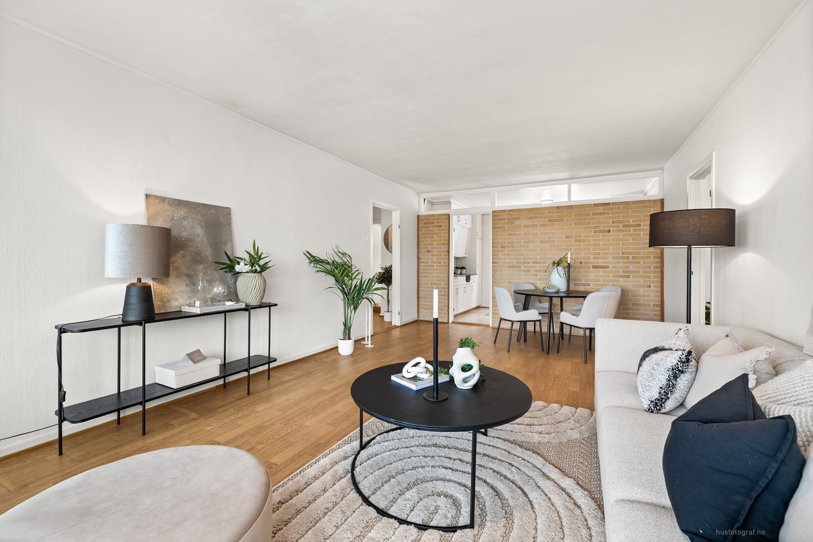 I stuen er det god plass til sofagruppe, spisegruppe og TV-hjørne. Galleribilde