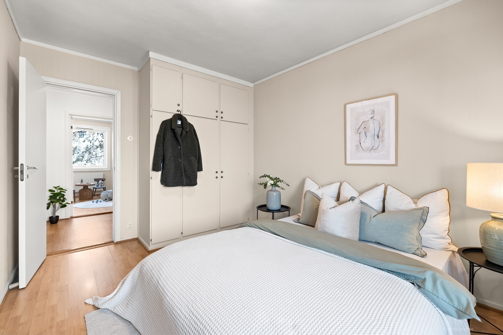 Plassbygget garderobeløsning på hovedsoveom. Galleribilde