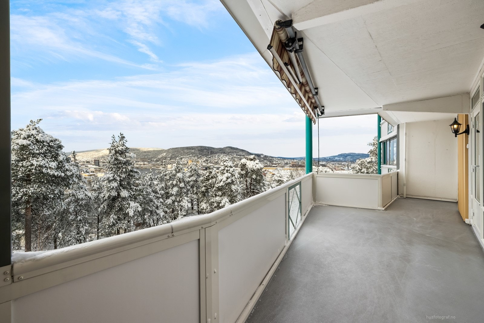Stor balkong på 18m2 med god plass til utemøblement. Det er tre utganger fra leiligheten til balkongen. Galleribilde
