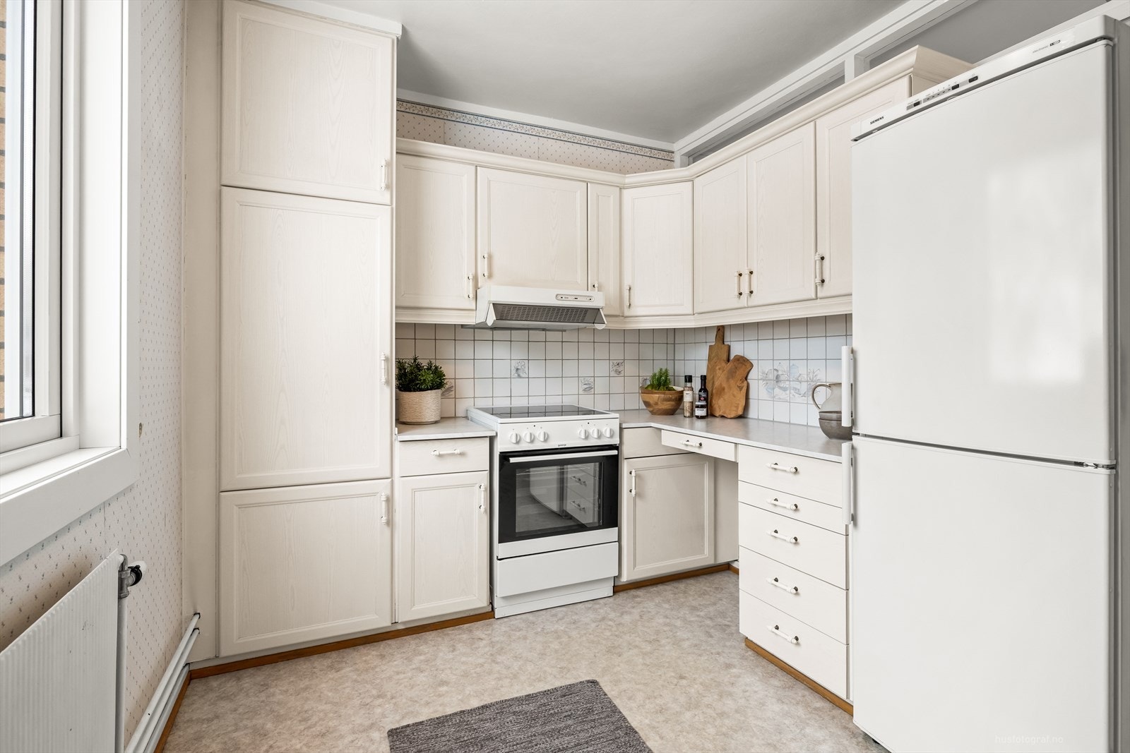 Kjøkkenet har rikelig med skap- og benkeplass. Galleribilde