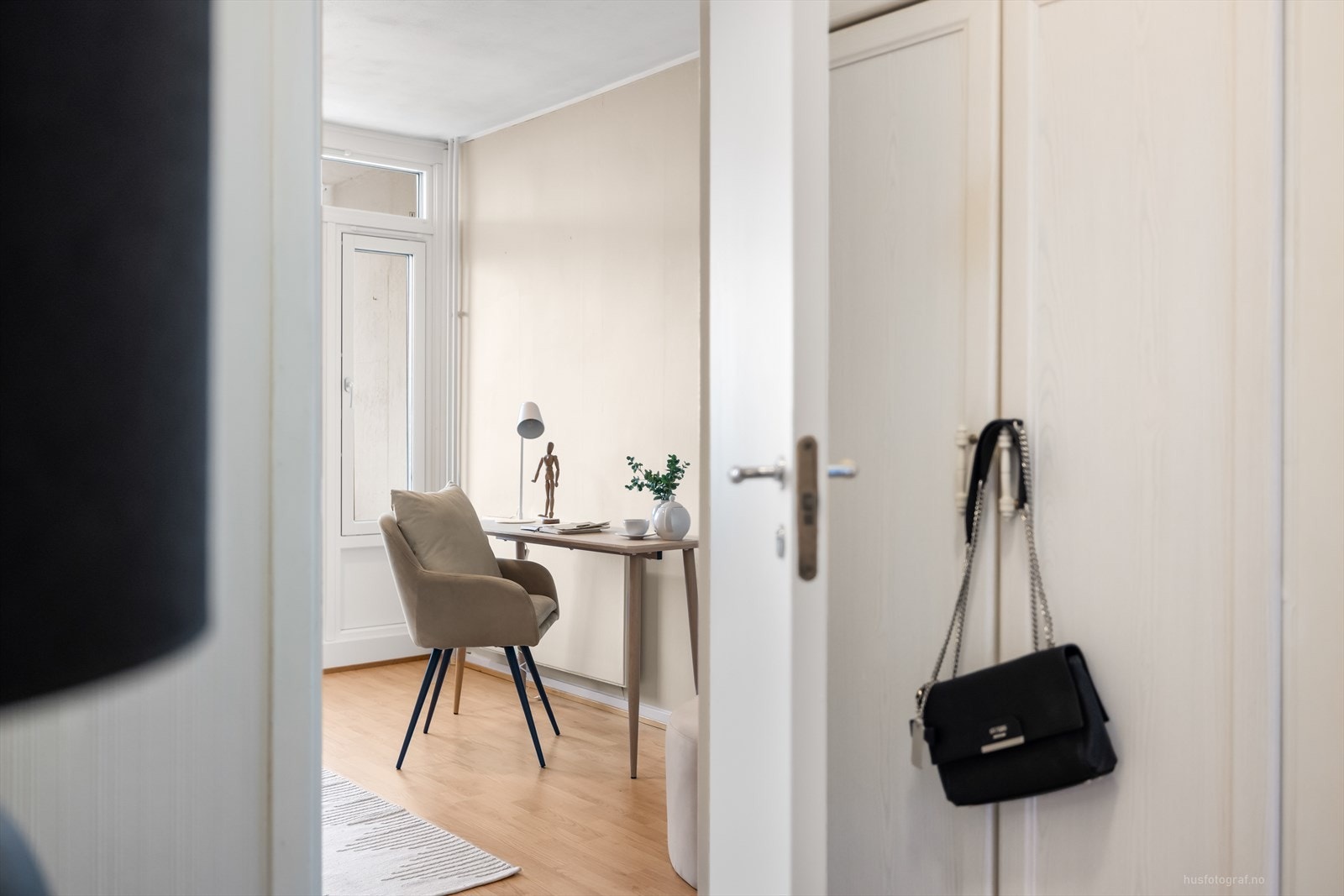 Leiligheten har tre gode soverom, fra entréen finner du soverom 3. Galleribilde