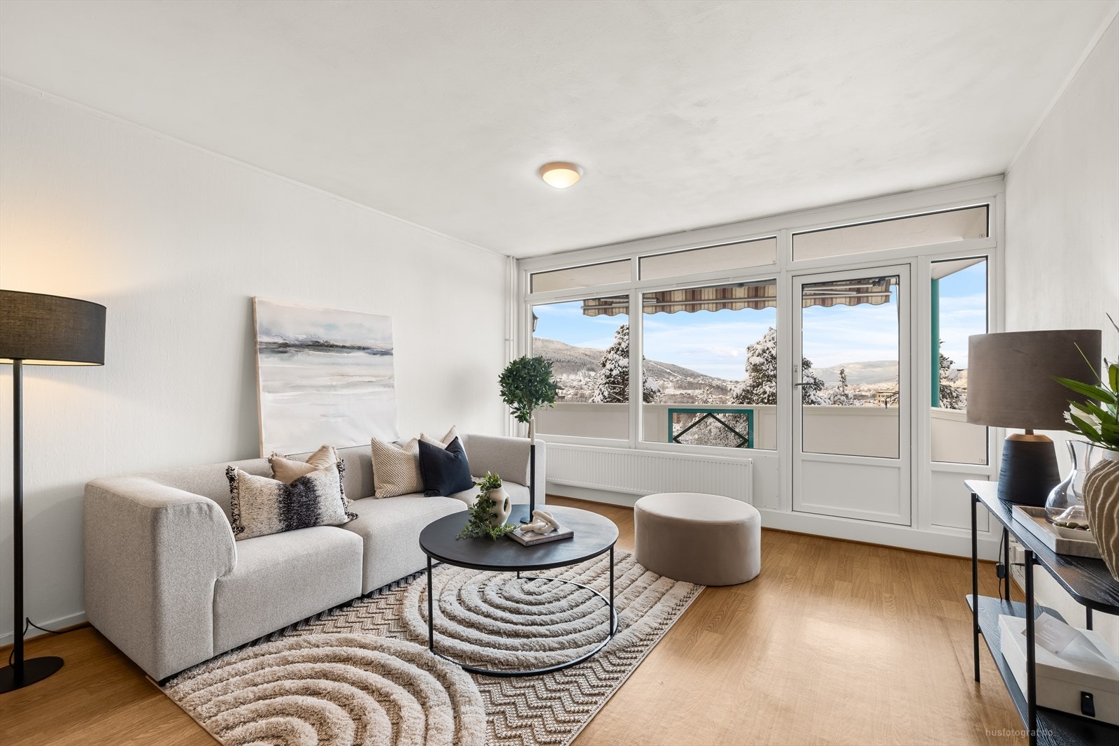 Fra stuen er det utgang til balkongen. Galleribilde