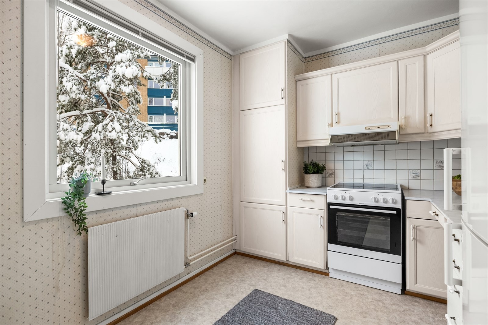 Kjøkkenet har innredning med profilerte fronter. Benkeplaten er av laminat. Det er frittstående kjøleskap og nyere komfyr (kan medfølge) Galleribilde