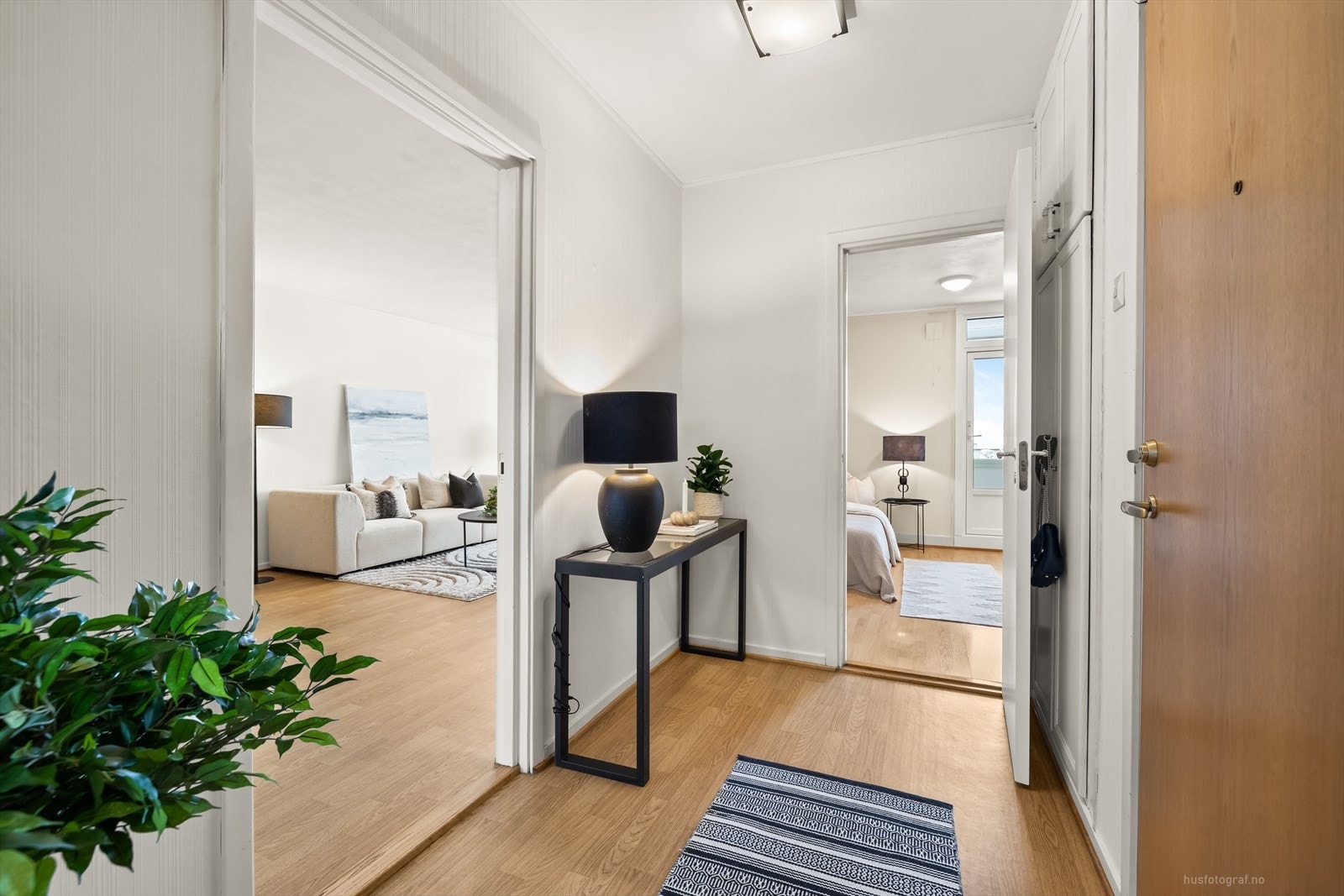 Romslig entré med plassbygget garderobe, som gjør det enkelt å rydde sko og jakker ut av syne. Galleribilde