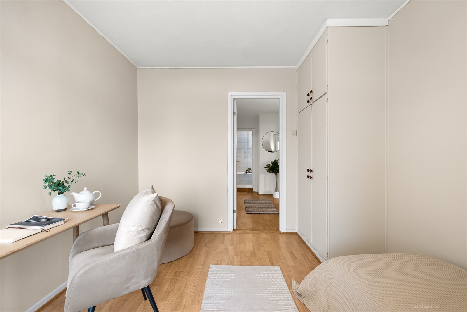 Rommet er malt opp i en behagelig og moderne fargetone. Galleribilde