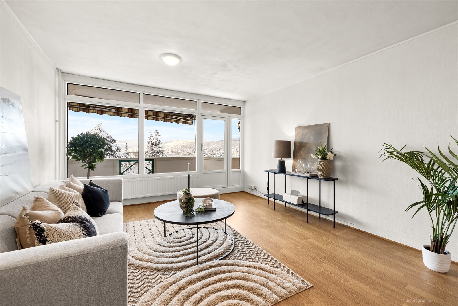 Innbydende og romslig stue med gode møblerings muligheter. Galleribilde