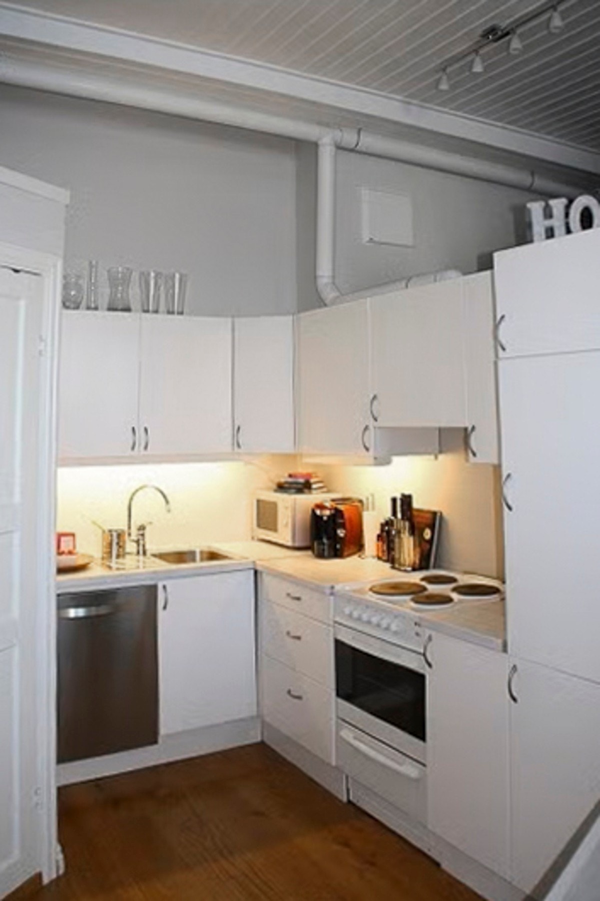 Utleid del*: Lyst fint kjøkken, med benkeplass Galleribilde